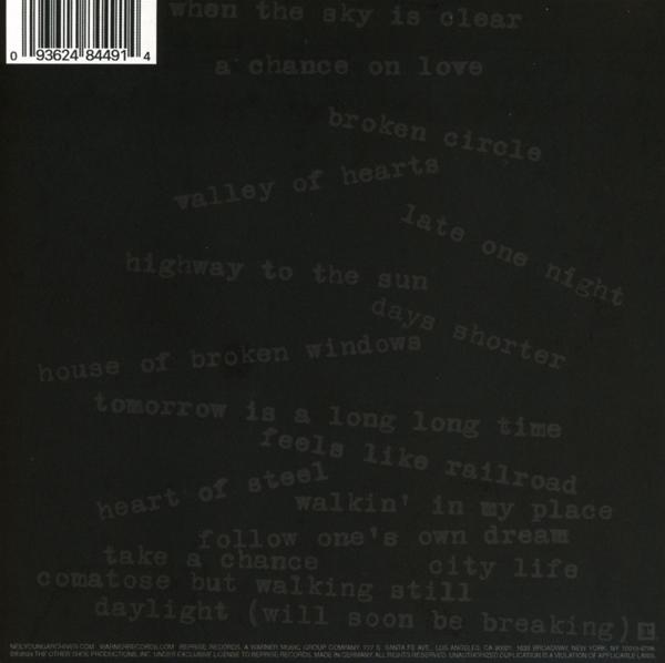 Schwarzes Albumcover mit Songtexten in weißem Text auf schwarzem Hintergrund verstreut.
