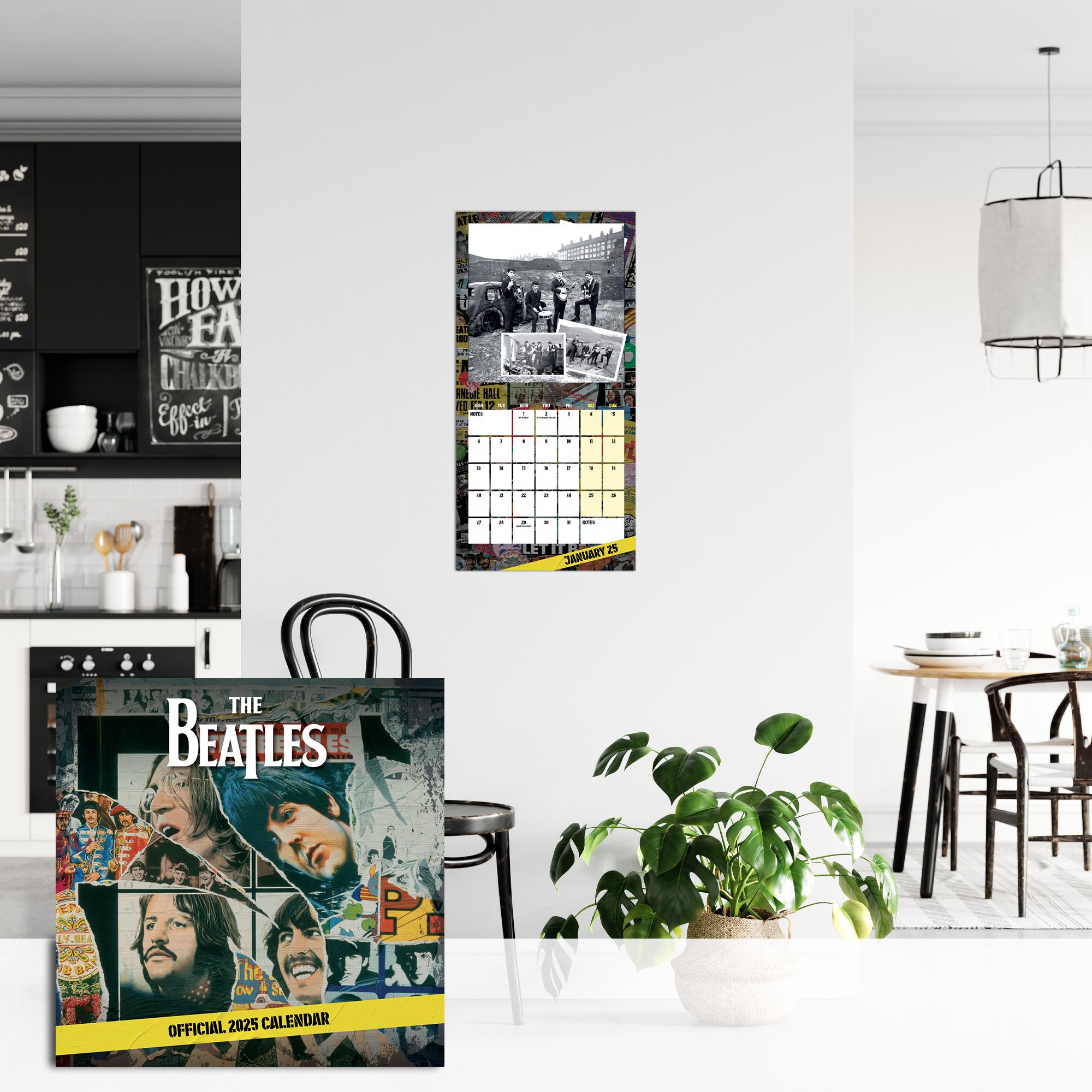 Ein Beatles-Kalender und eine Tasche. Der Kalender zeigt Fotos der Band und ein leeres Monatslayout.