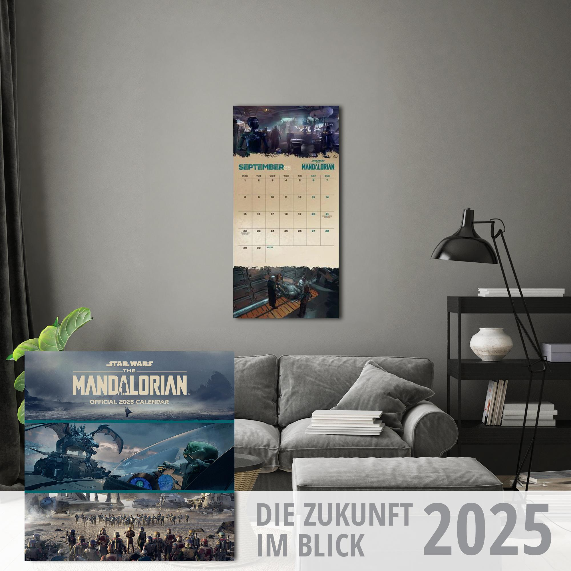 The Mandalorian 2025 Kalender und Bilder. Ein Wohnzimmer mit grauem Sofa und schwarzer Lampe.