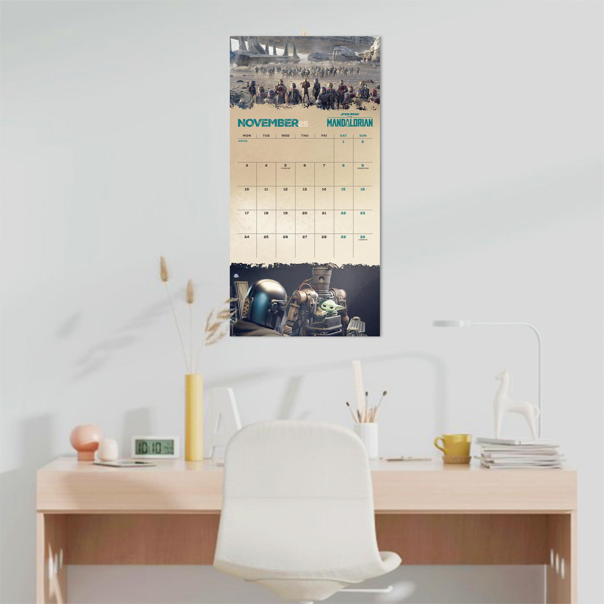 Ein Kalender hängt an einer Wand. Er zeigt eine Novemberseite mit einem Star Wars-Bild oben und unten.