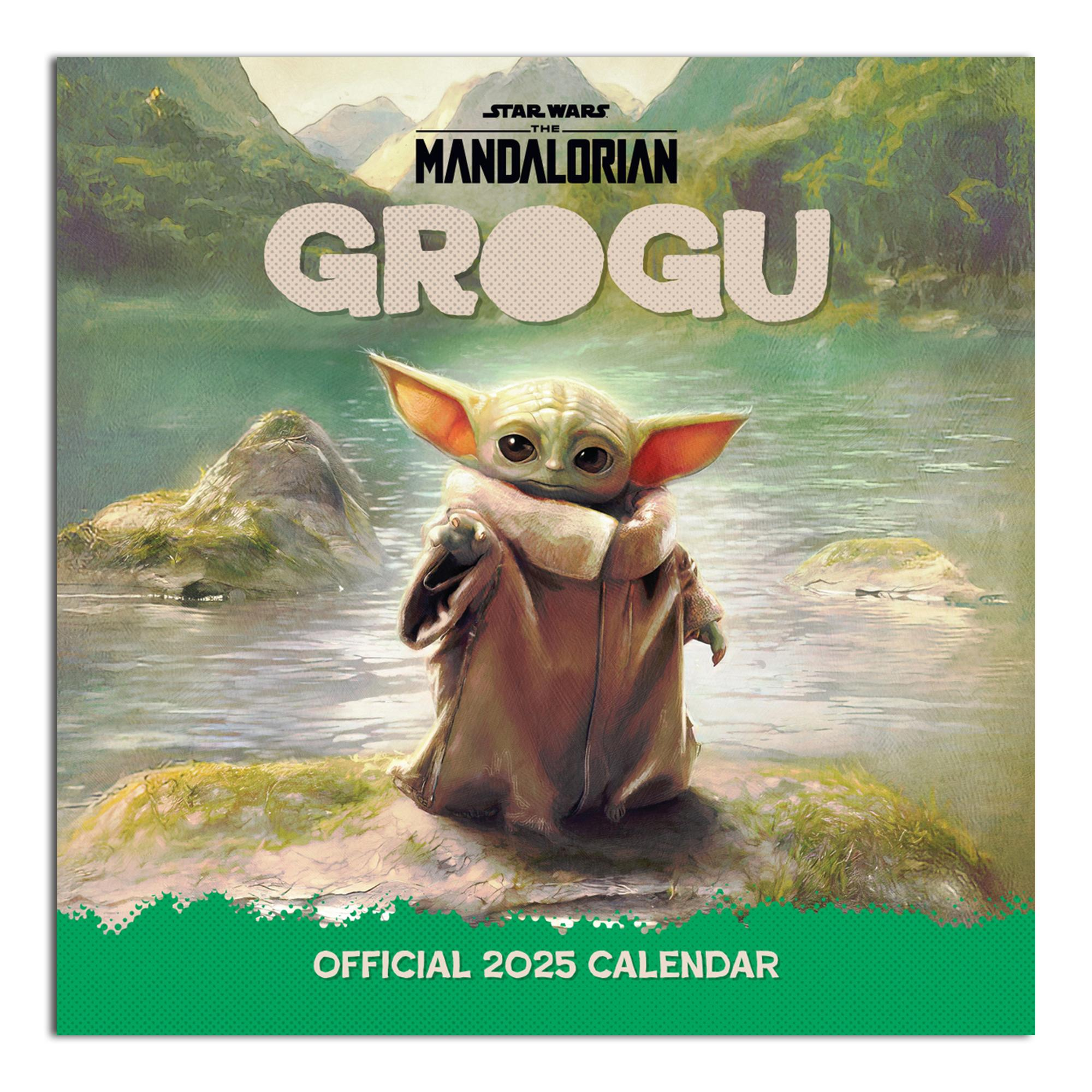Grogu Kalendercover: Baby Yoda in braunem Gewand, vor Wasser. Berge und Text oben.