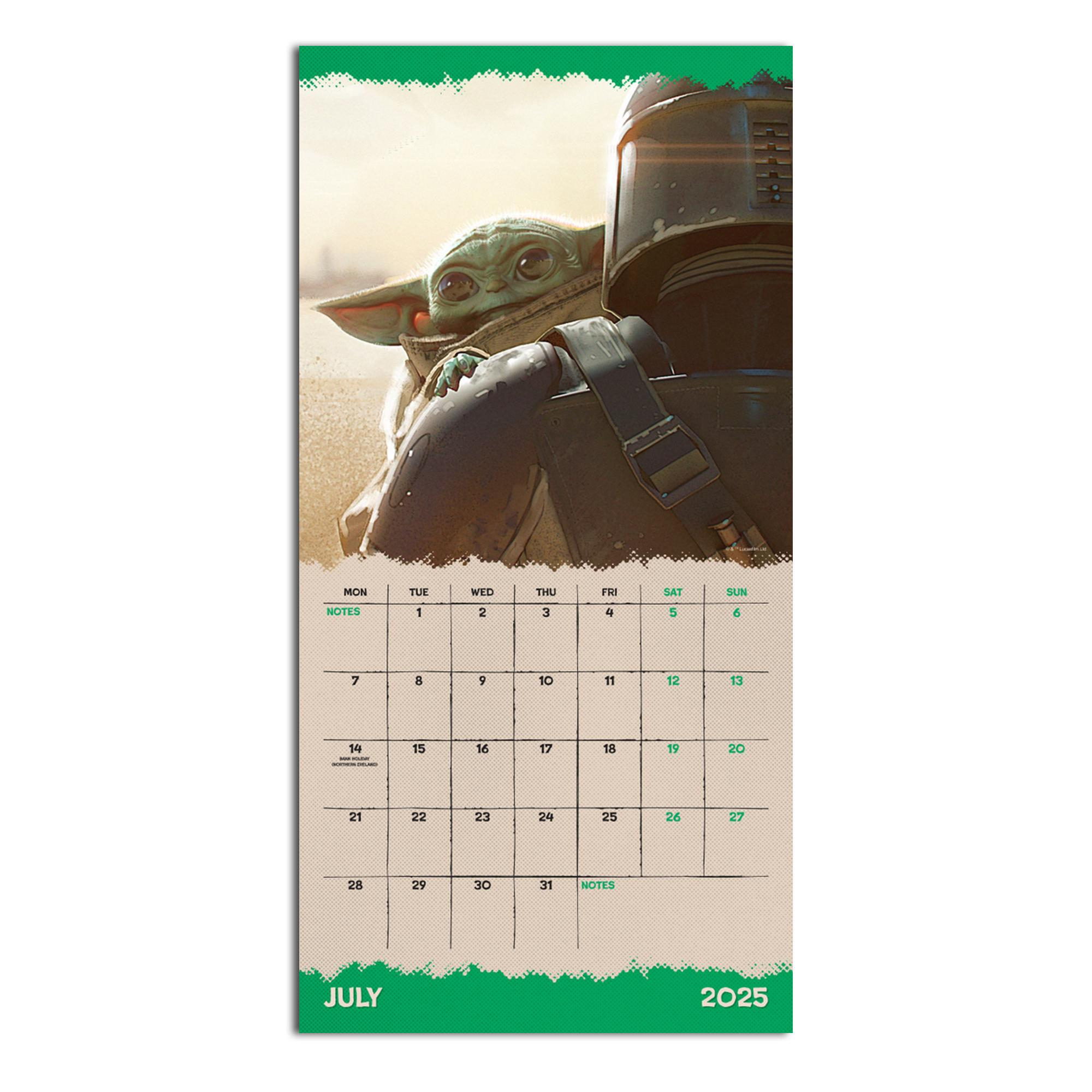 Kalender zeigt Juli 2025. Der Mandalorianer hält Grogu. Grün- und Beigetöne dominieren.