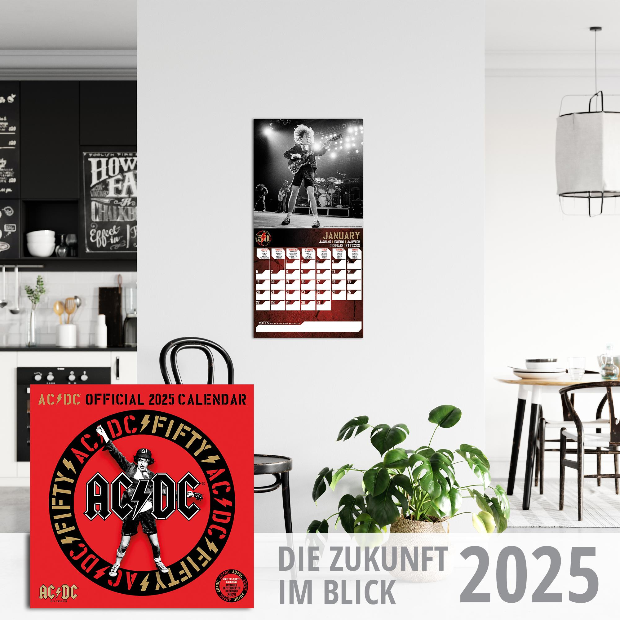 AC/DC Official 2025 Kalender an der Wand, mit Bandlogo und ein Fan hält einen.