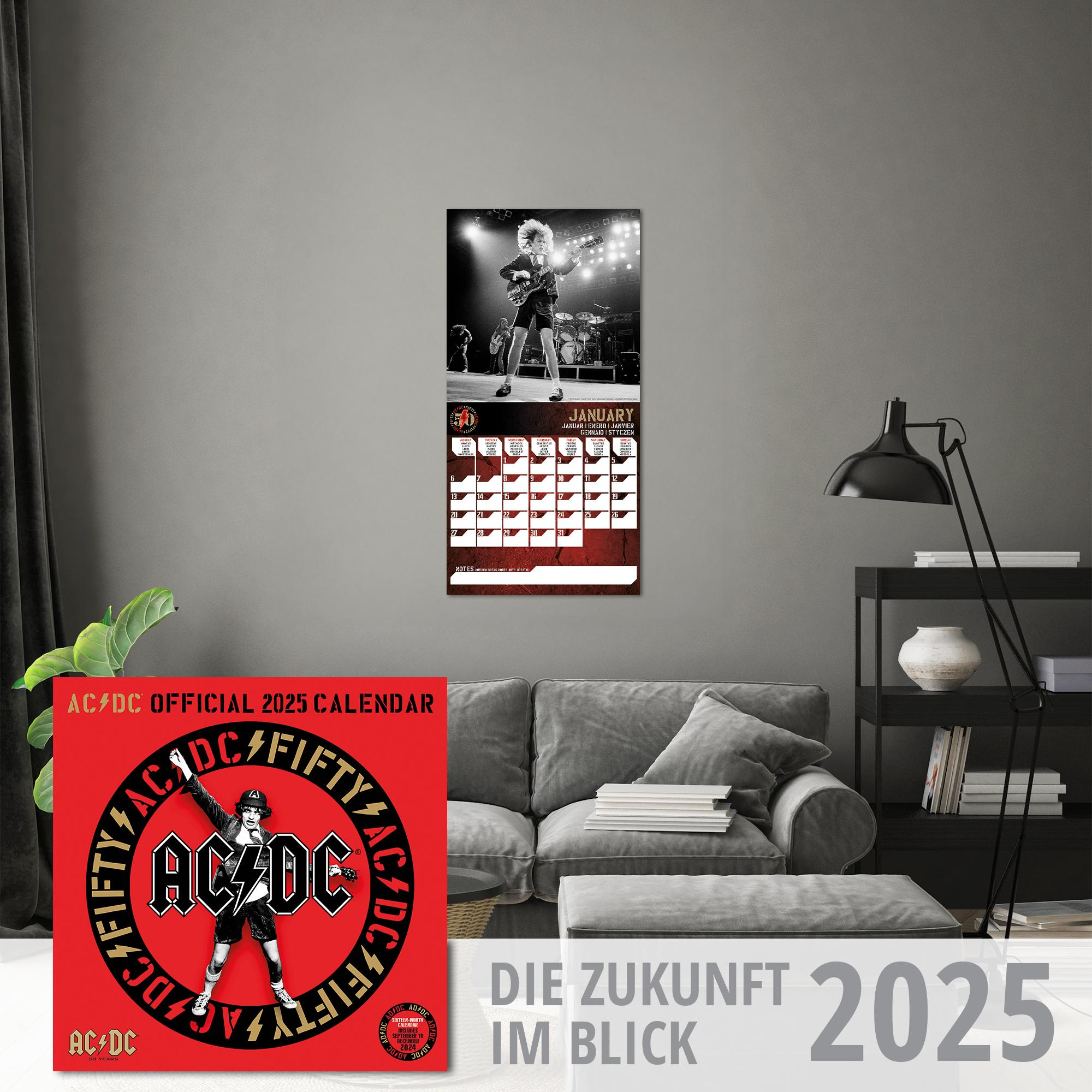 AC/DC Kalender 2025, mit Cover und einem Bild der Band bei der Aufführung.