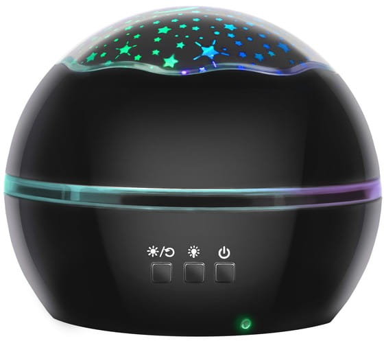 Czarny, kulisty projektor gwiazd z przyciskami i zielonym światłem. Rzutuje kolorowe gwiazdy.