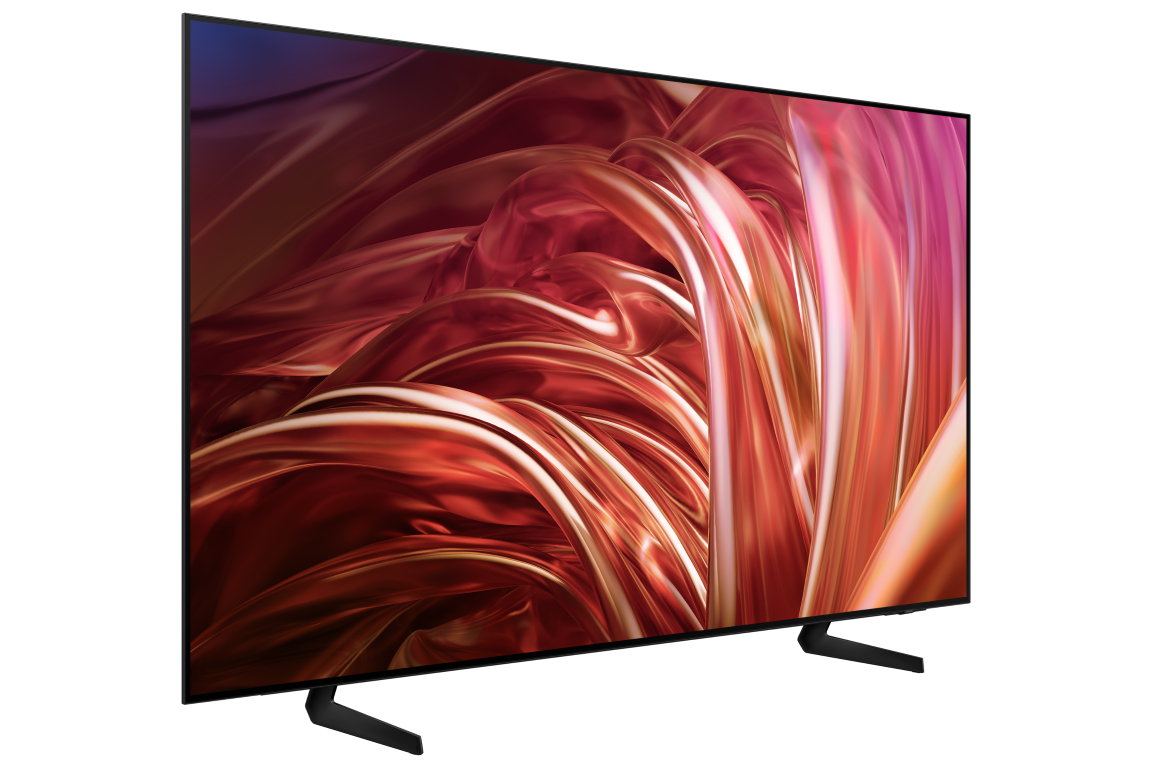Kırmızı ve altın soyut arka planlı büyük, modern bir TV.
