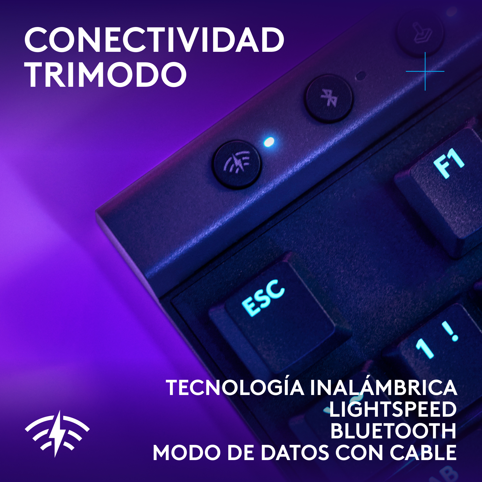 Primer plano de un teclado negro con botones y texto en español, y una luz azul.