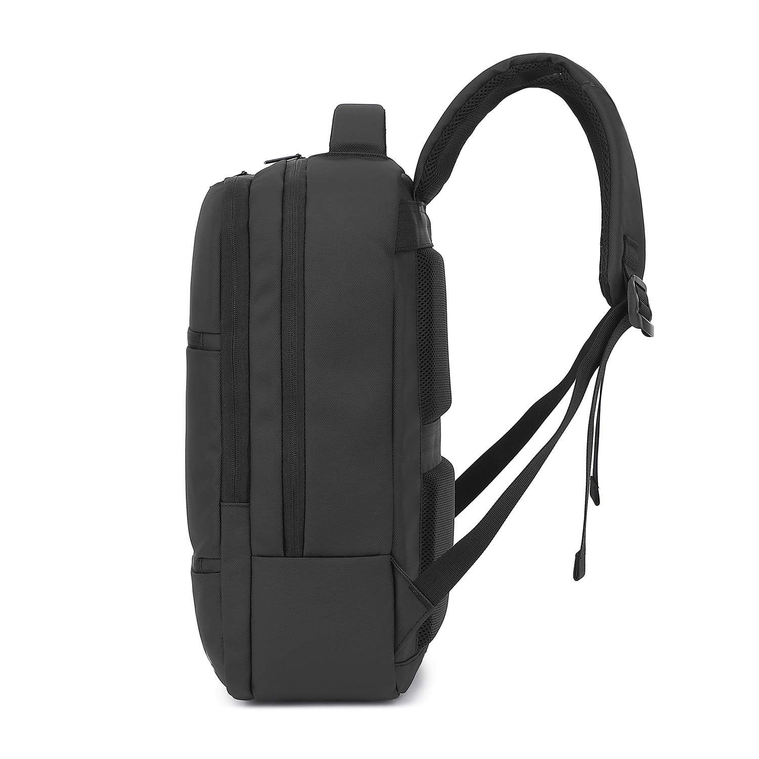 Zaino nero, vista laterale, con cinghie e tasche, isolato su bianco.