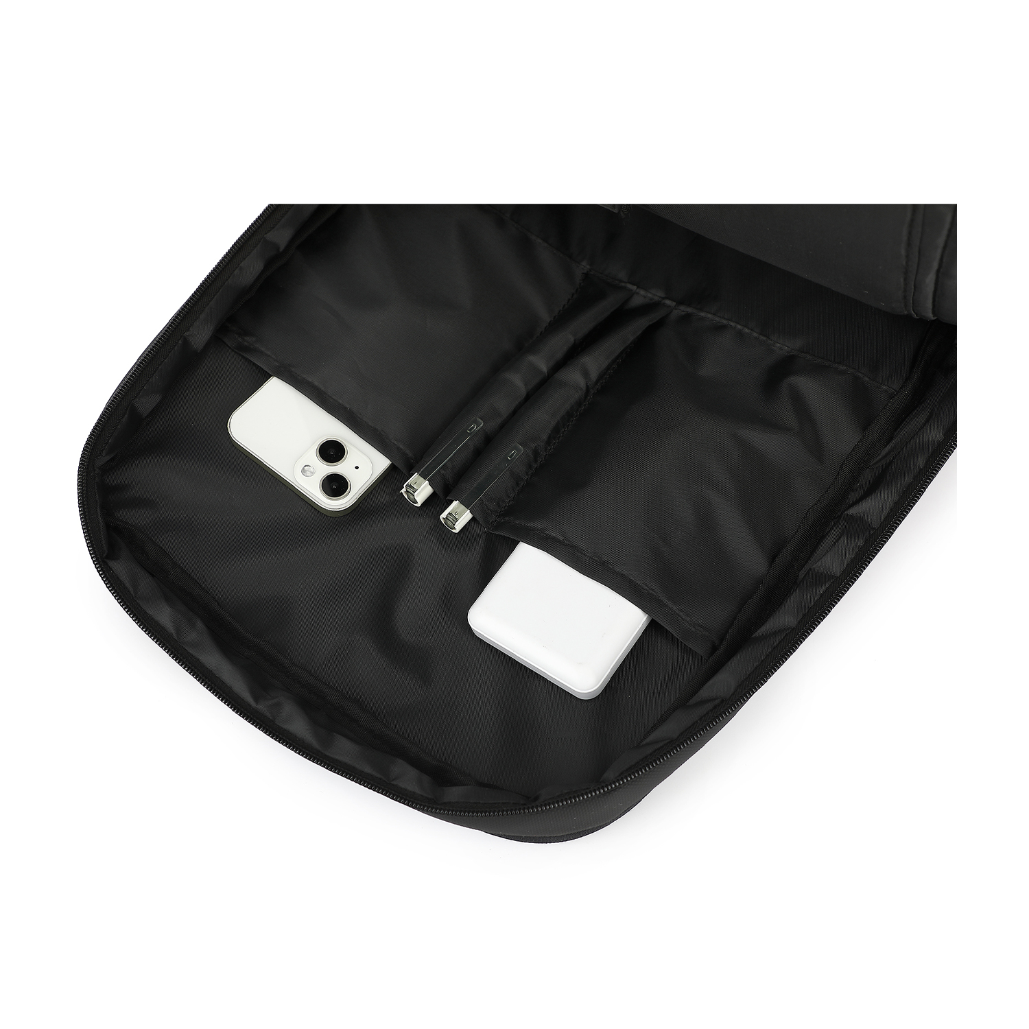 All'interno di uno zaino nero. Un telefono bianco, un power bank e due penne sono visibili nei compartimenti.