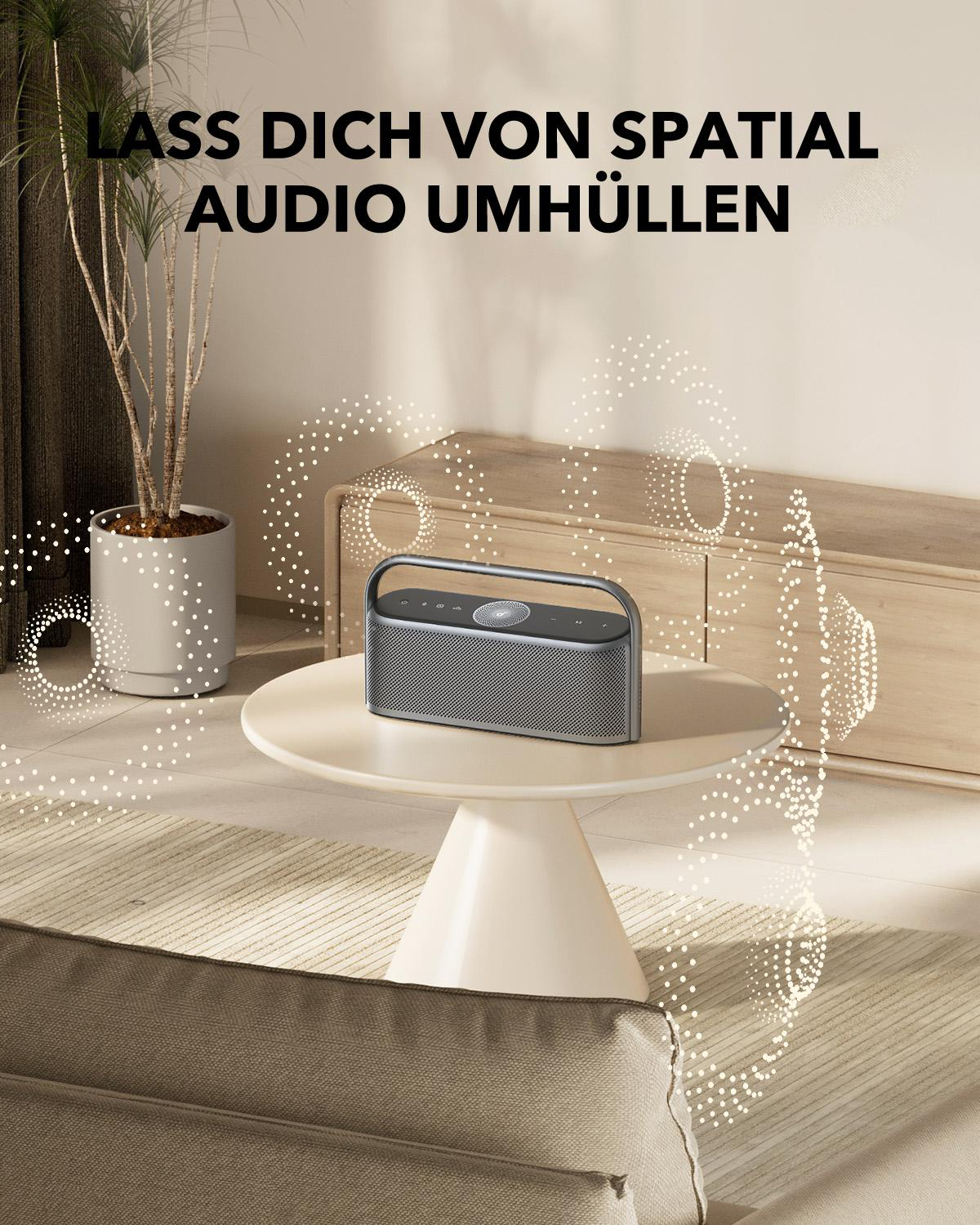 Lautsprecher auf einem Tisch. Text: Lassen Sie sich von Spatial Audio umhüllen.