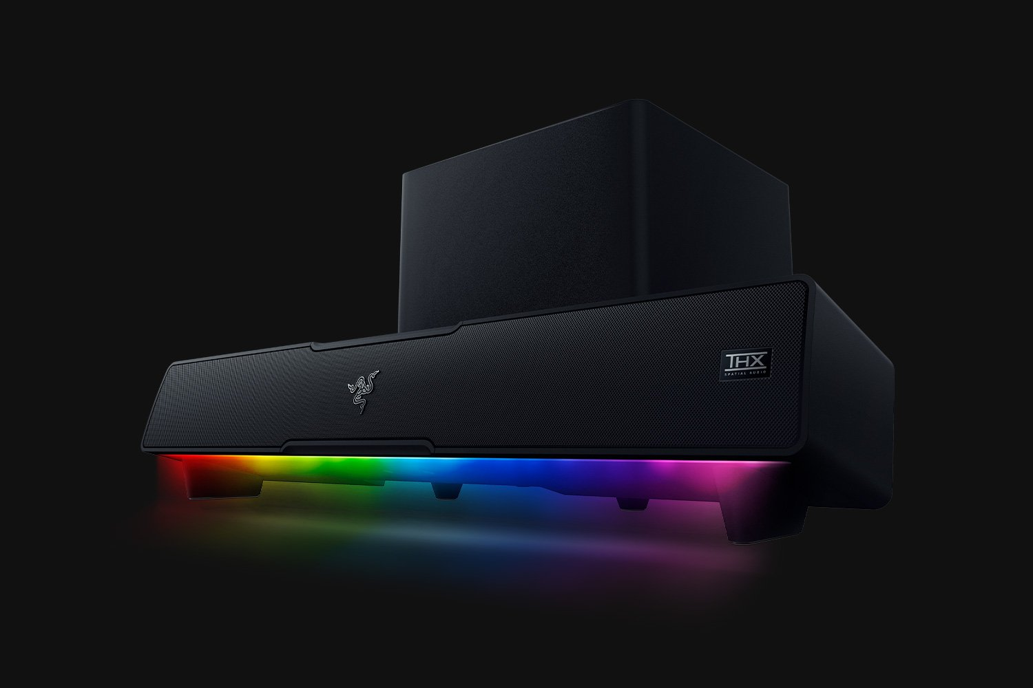 Zwarte soundbar met kleurrijke onderverlichting, Razer-logo en zwarte subwoofer op zwarte achtergrond.