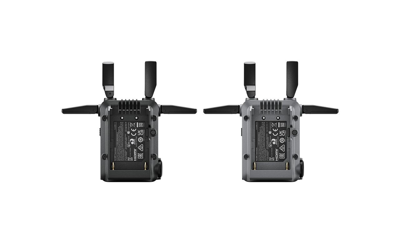 Zwei schwarze und graue Drohnen-Controller mit Antennen, Rückansicht, auf weißem Hintergrund.