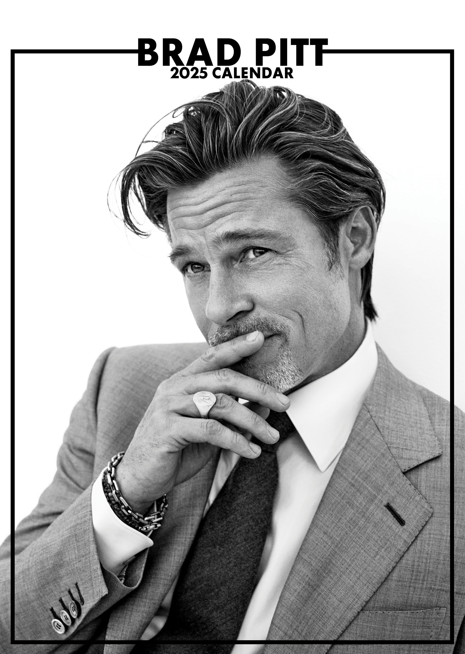 Brad Pitt 2025-ös naptár borítója fekete-fehérben. Brad Pitt öltönyben látható, oldalra néz, kezét tartja.