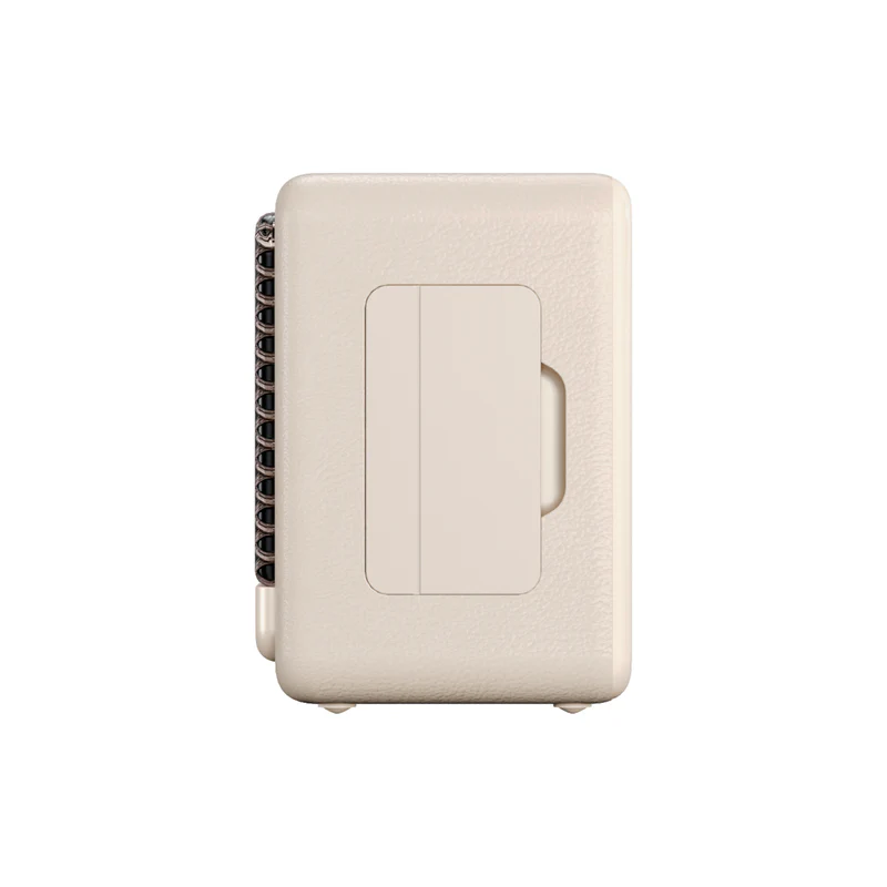 Una mini nevera beige. La puerta está cerrada. El fondo es blanco.