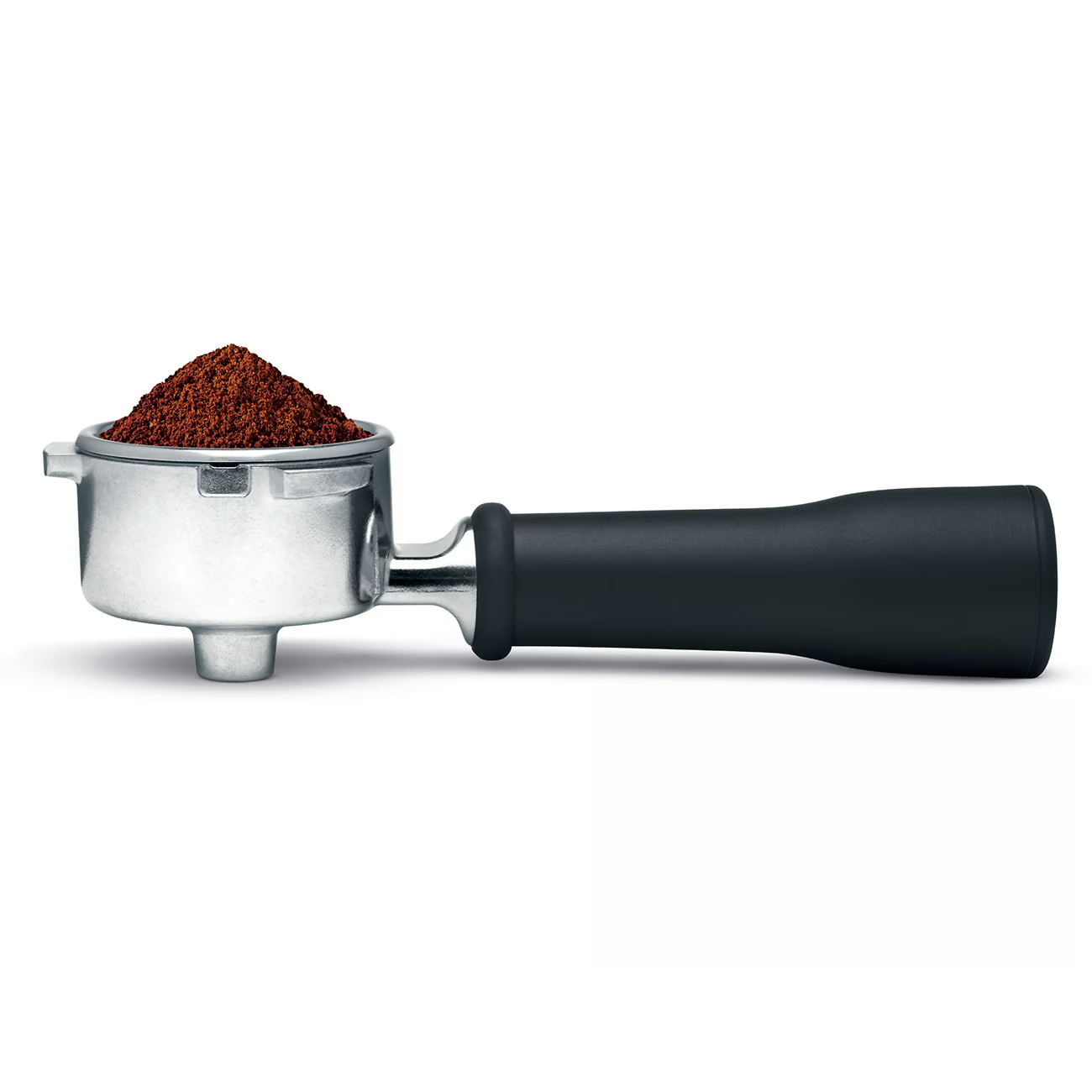 Portafiltro de máquina de espresso lleno de café molido, listo para preparar.