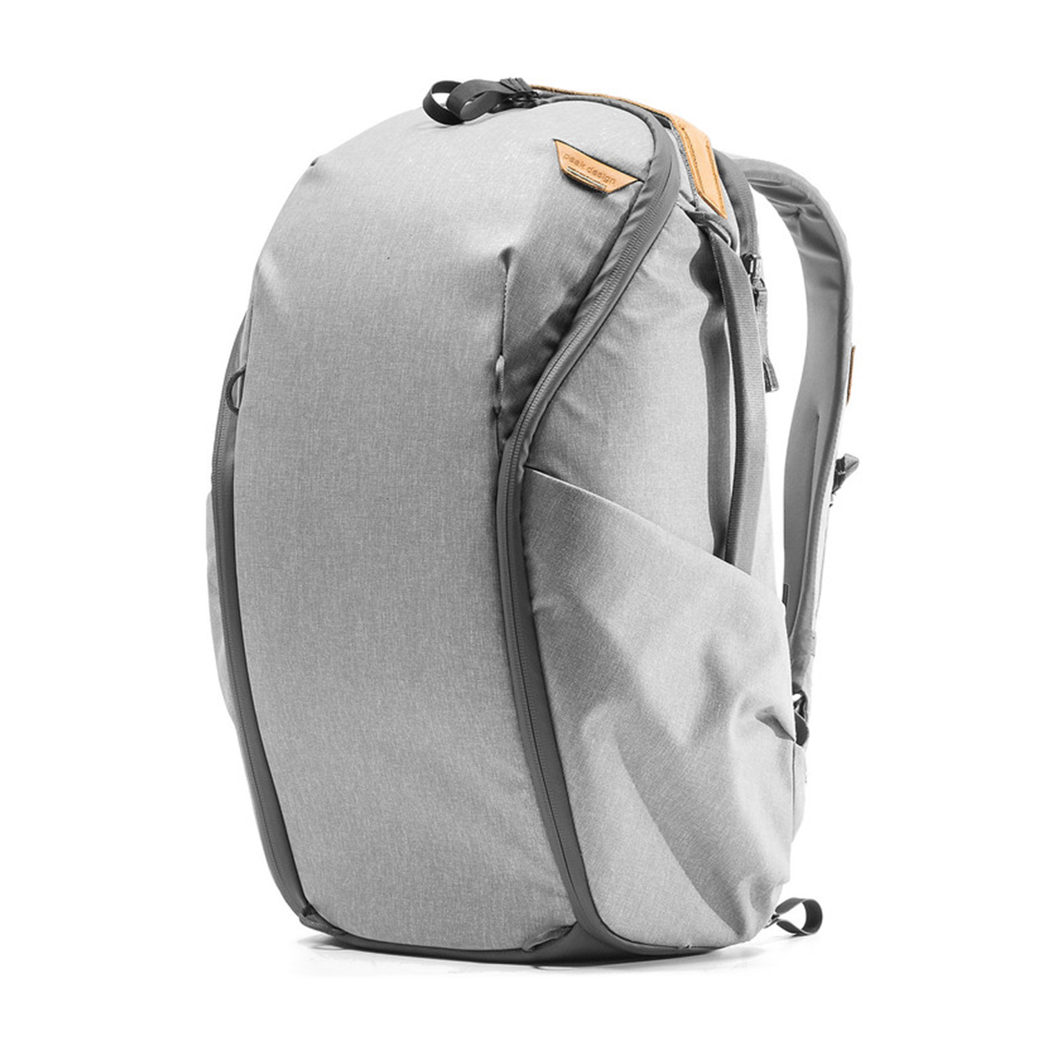 Zaino Peak Design grigio, vista angolata, isolato su sfondo bianco.