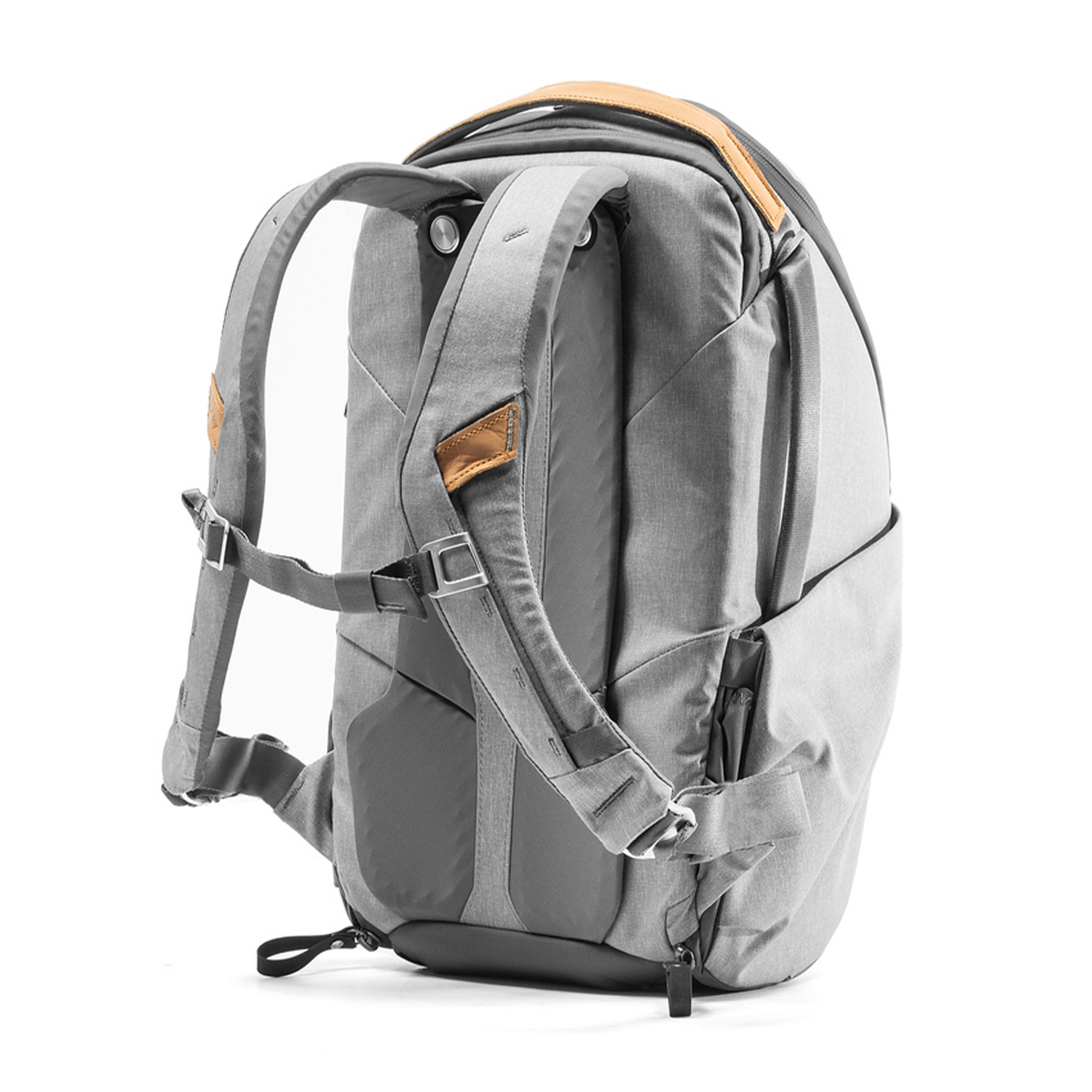 Zaino grigio con dettagli in pelle marrone. Ha cinghie e una maniglia superiore. Sfondo bianco.