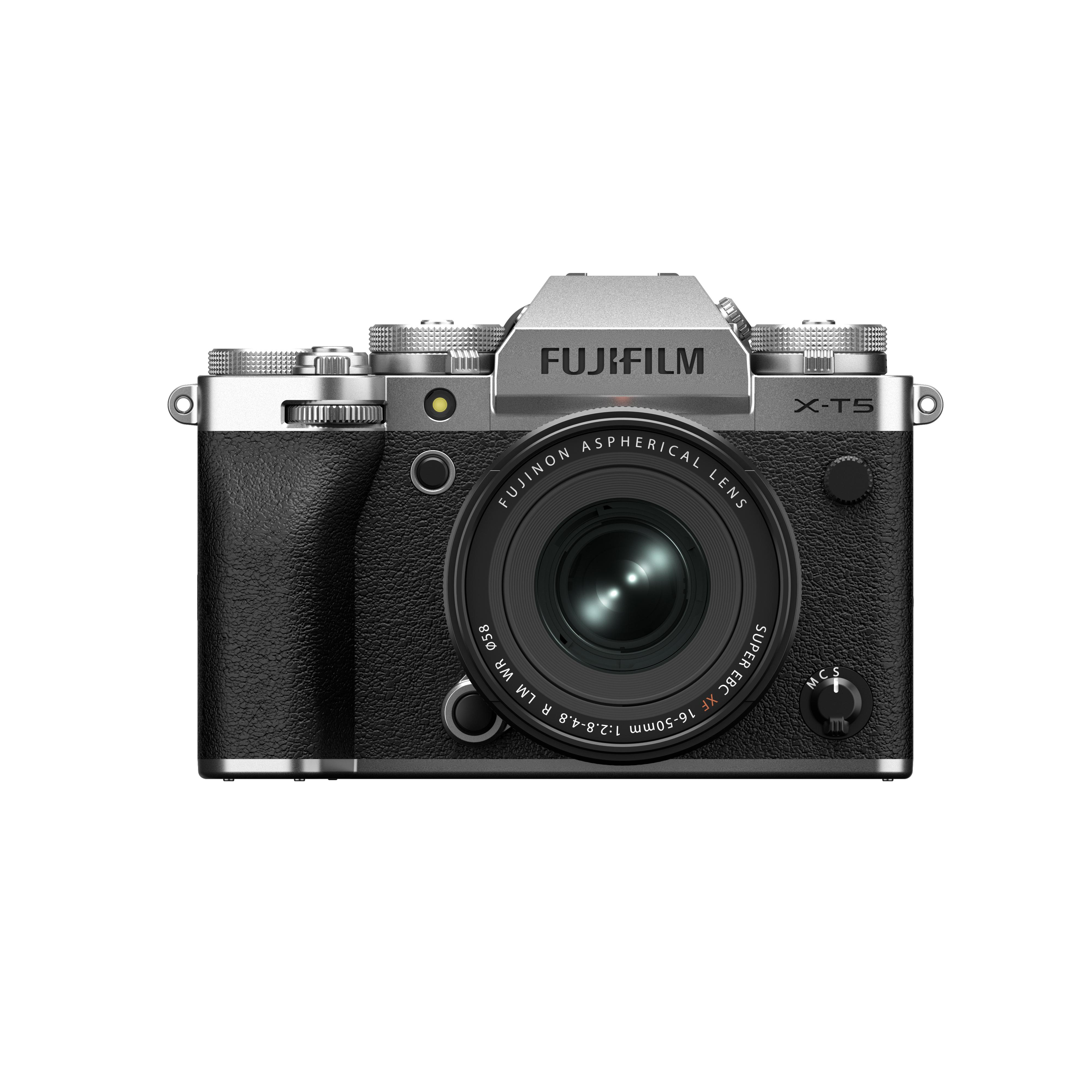 Silber-schwarze Fujifilm Kamera, Vorderansicht. Linsendetails und Funktionstasten sichtbar.