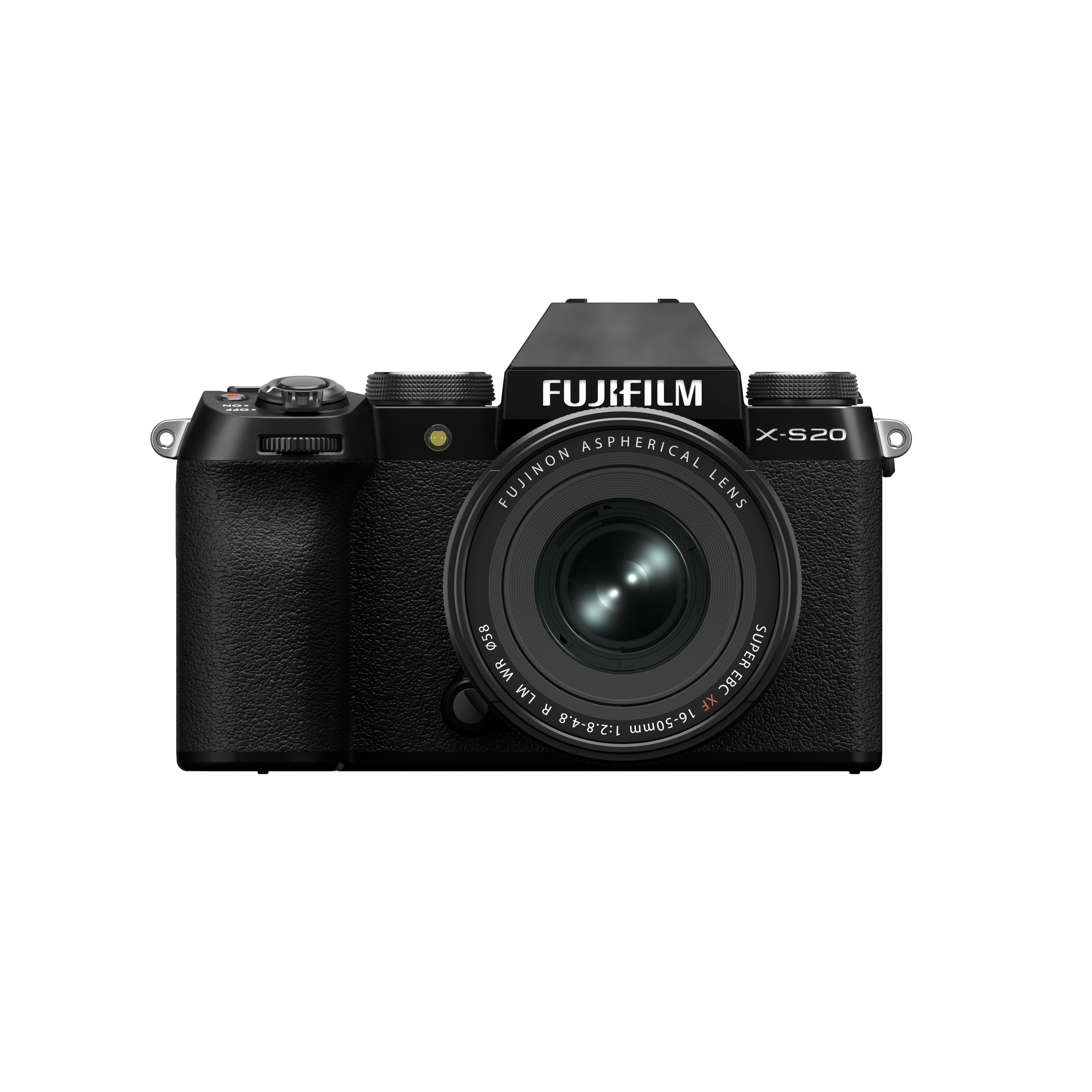 Eine schwarze Fujifilm X-S20 Kamera mit Objektiv auf weißem Hintergrund.