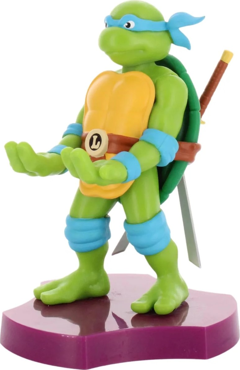 Figurine Leonardo de TMNT, en pose de combat sur une base violette.