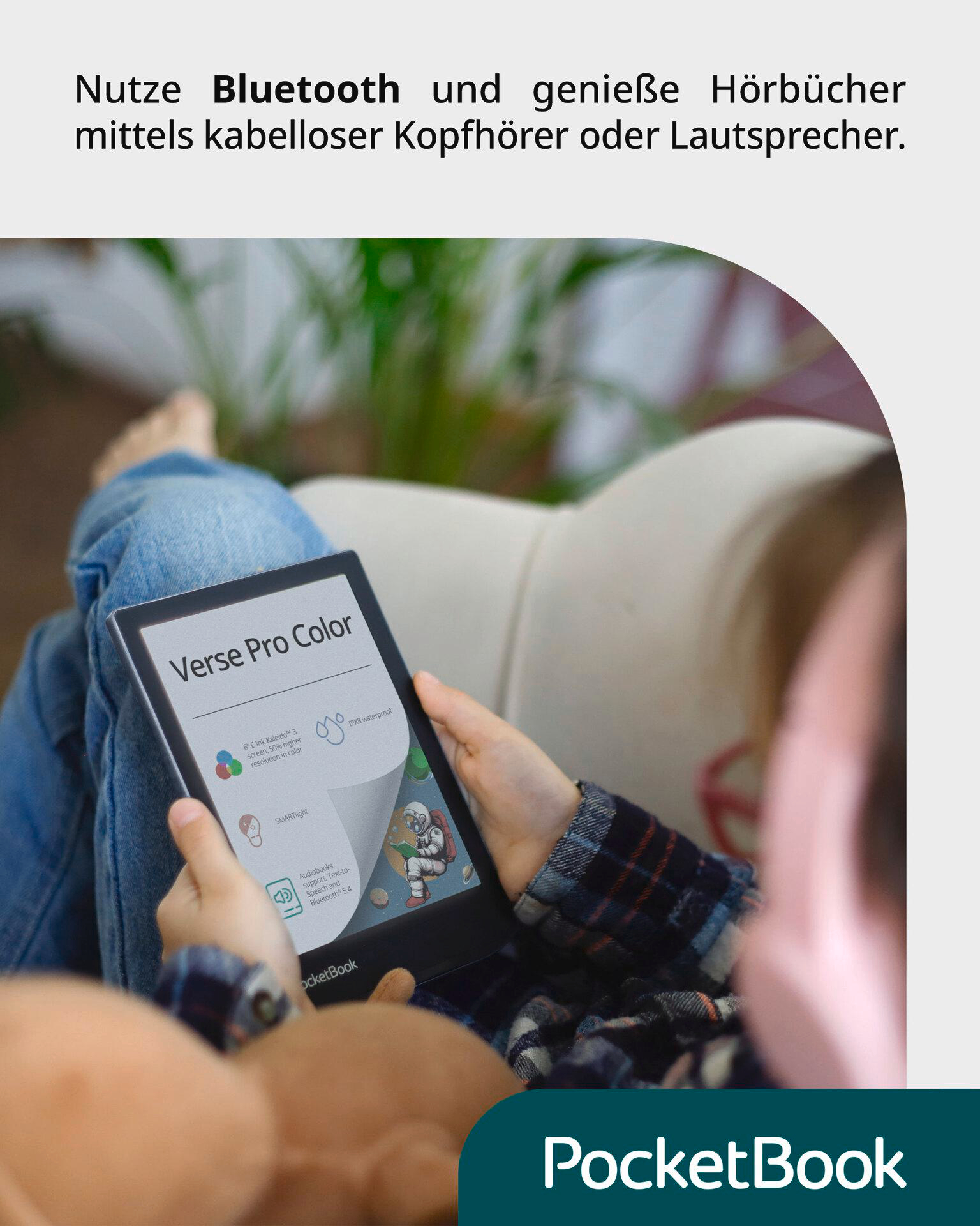 Person liest Tablet mit Text. Pinke Kopfhörer und PocketBook-Logo sind sichtbar.