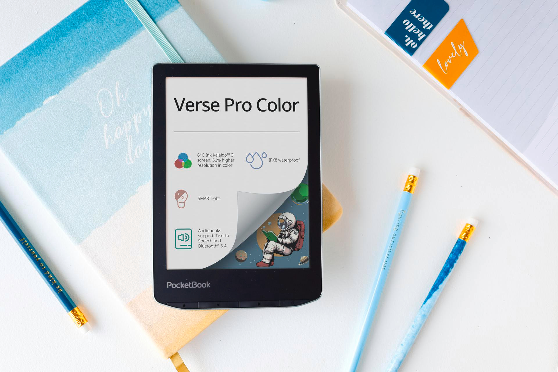 E-Reader Verse Pro Color auf einem Schreibtisch mit Bleistiften und Notizbüchern, Astronauten.