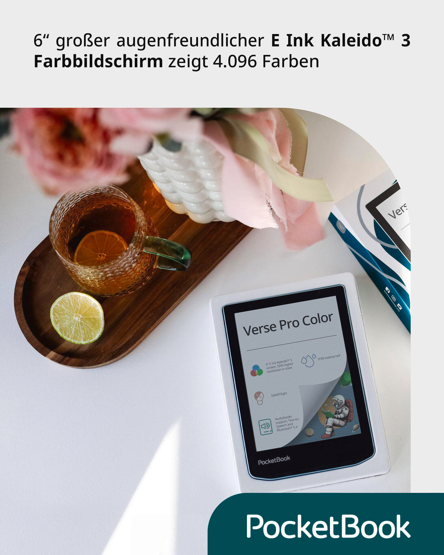Ein Buchleser mit einem Glas Getränk und einem Holztablett.