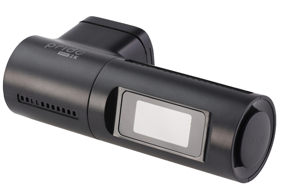 Czarna kamera samochodowa Pride Easy 2K. Widok pod kątem. Wyświetla mały ekran. Odizolowana na białym tle.