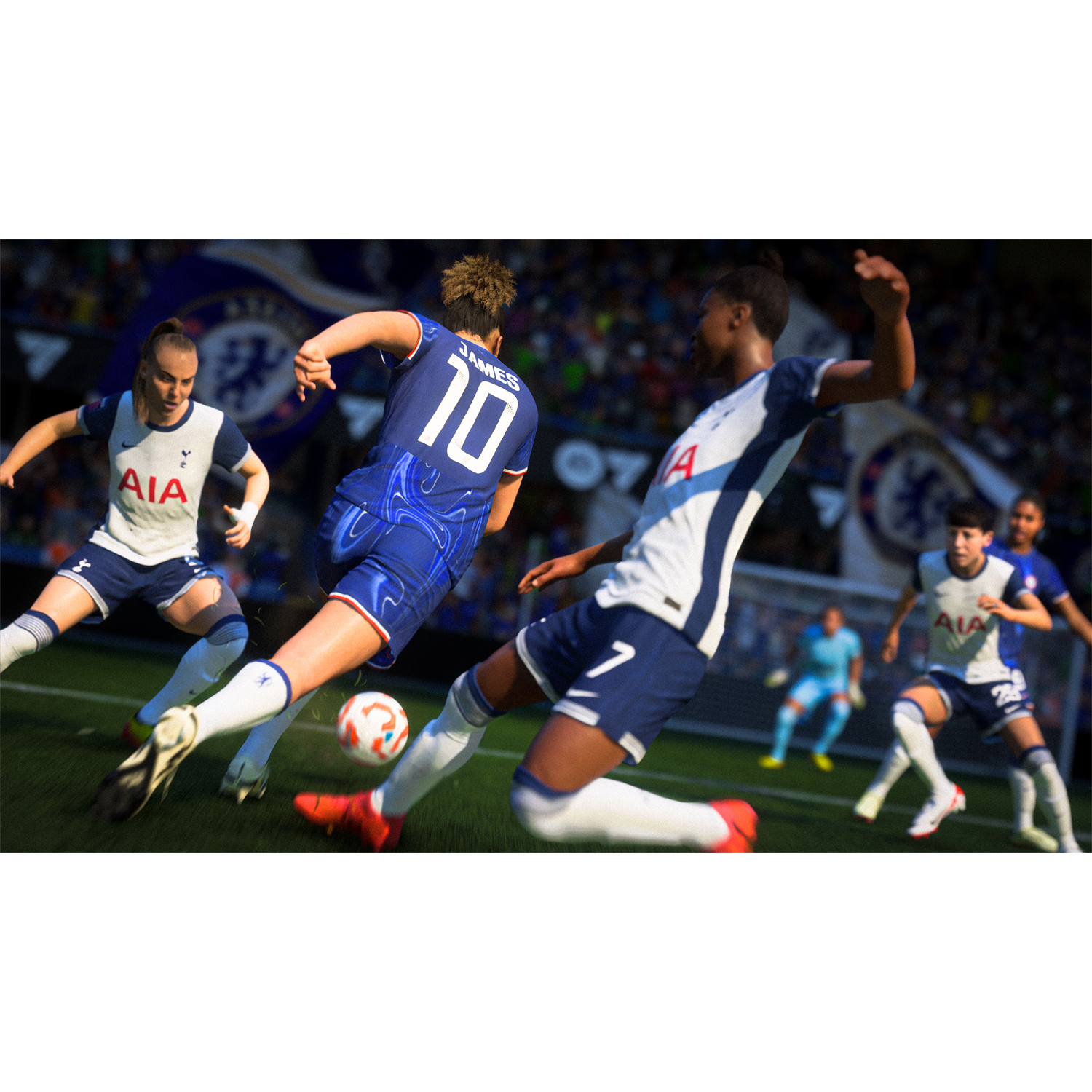 Azione di gioco di calcio con giocatori in uniformi blu e bianche.