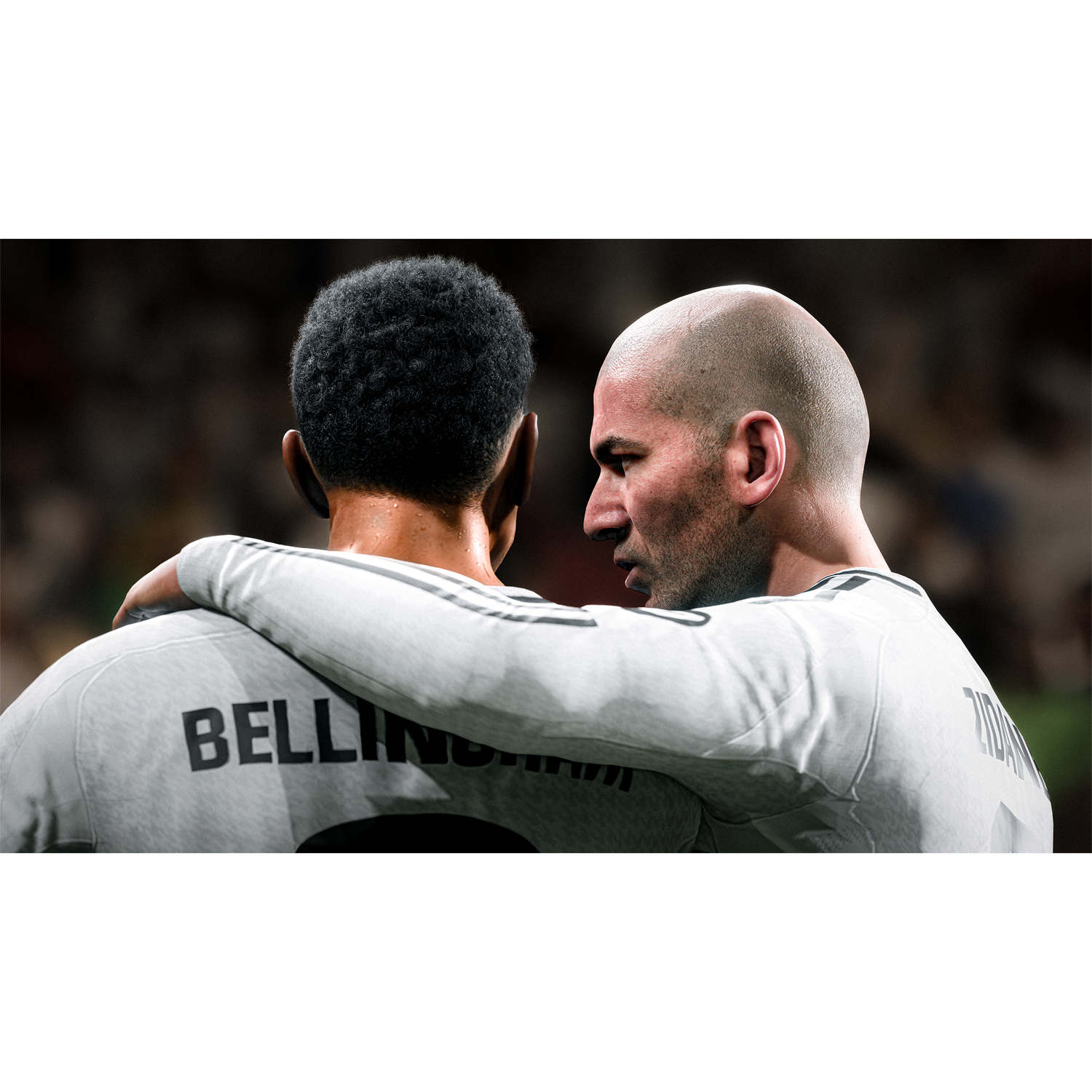 Due giocatori di calcio che si abbracciano, uno con 'Bellingham' sulla maglia.