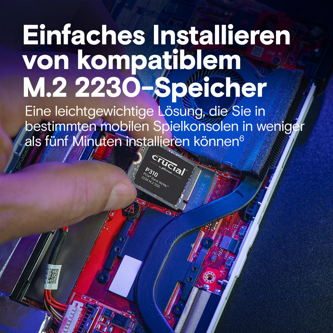 Hand installiert Crucial P310 M.2 SSD in Laptop, zeigt interne Komponenten und Text.