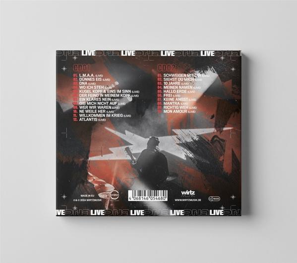 Rückseite eines CD-Case mit Text in Rot und Weiß auf schwarzem und rotem Hintergrund.