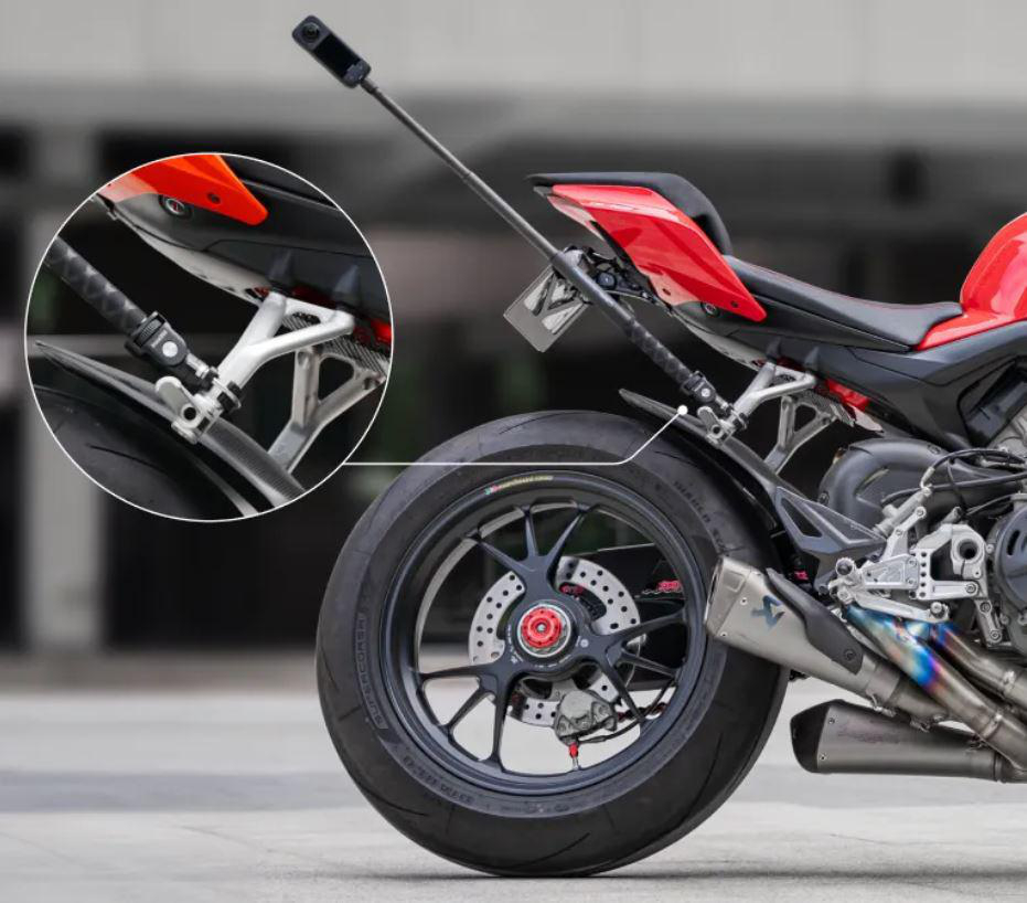 Hinterrad eines Motorrads mit montierter Kamera. Das Motorrad ist rot und schwarz.