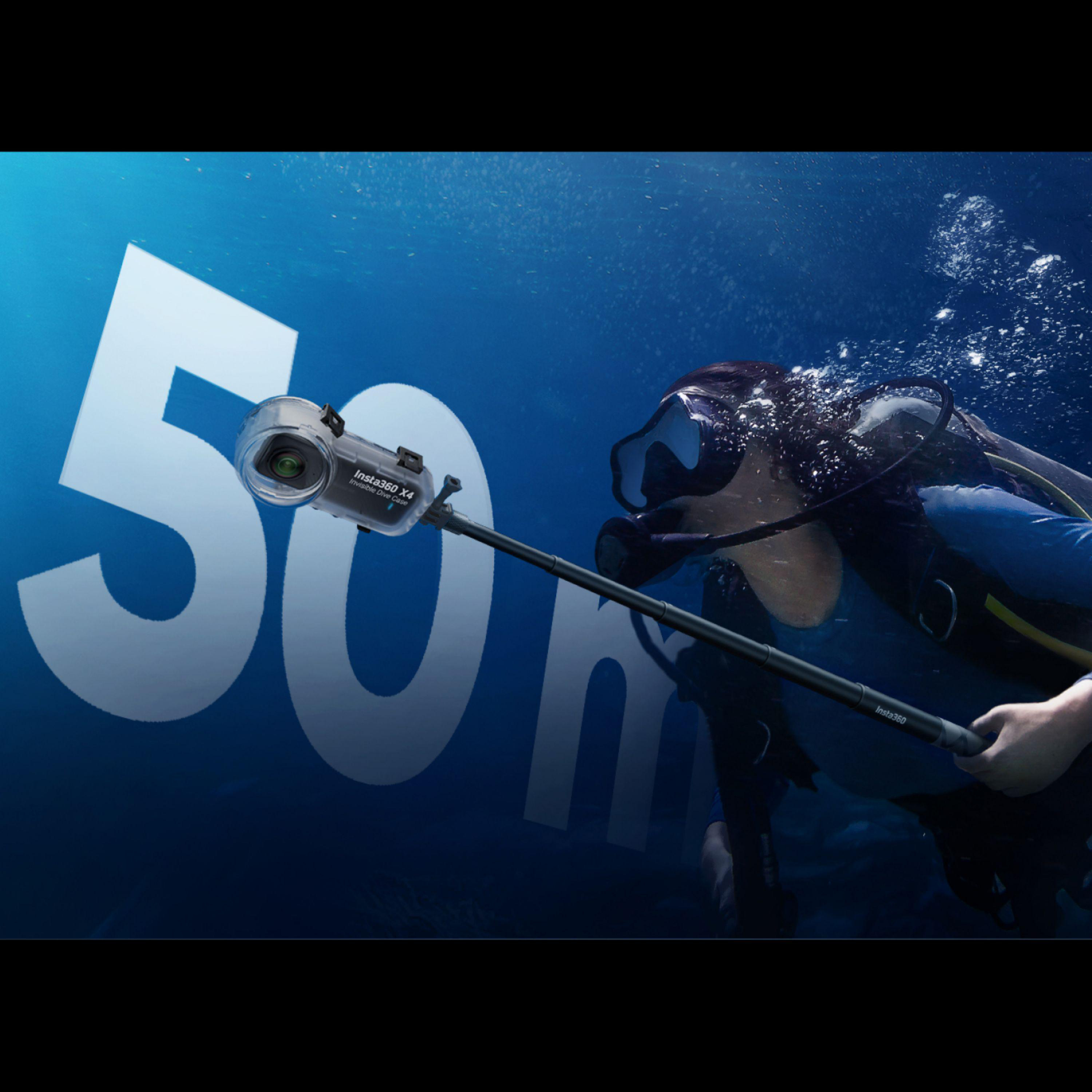Eine Person unter Wasser hält eine Kamera an einem Stock. Der Hintergrund zeigt ein großes 50-Meter-Schild.