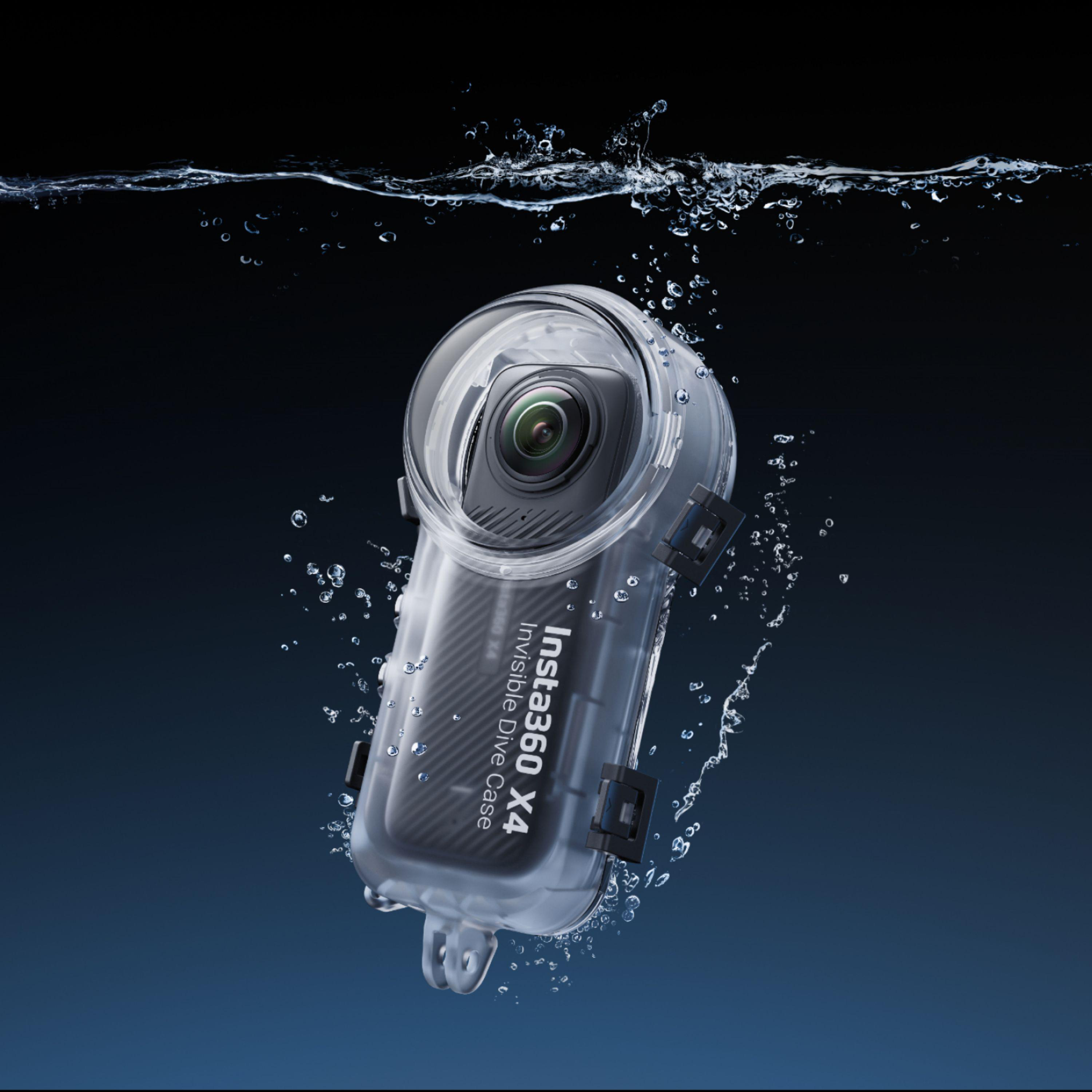 Eine Insta360 X4 Kamera in einem transparenten, wasserdichten Gehäuse, unter Wasser, mit Blasen.