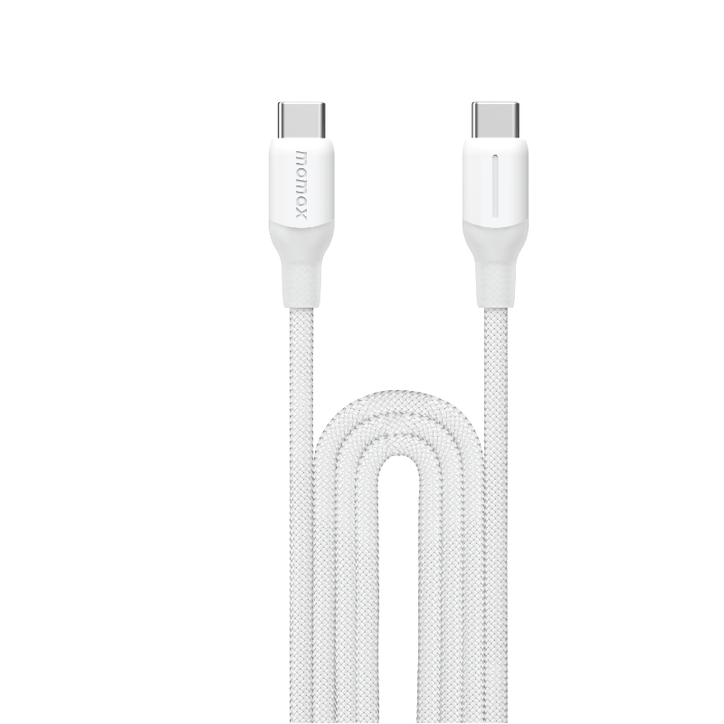 Örgü dokulu beyaz USB-C kablosu, her iki ucunda konektörler ve kavisli bir döngü.