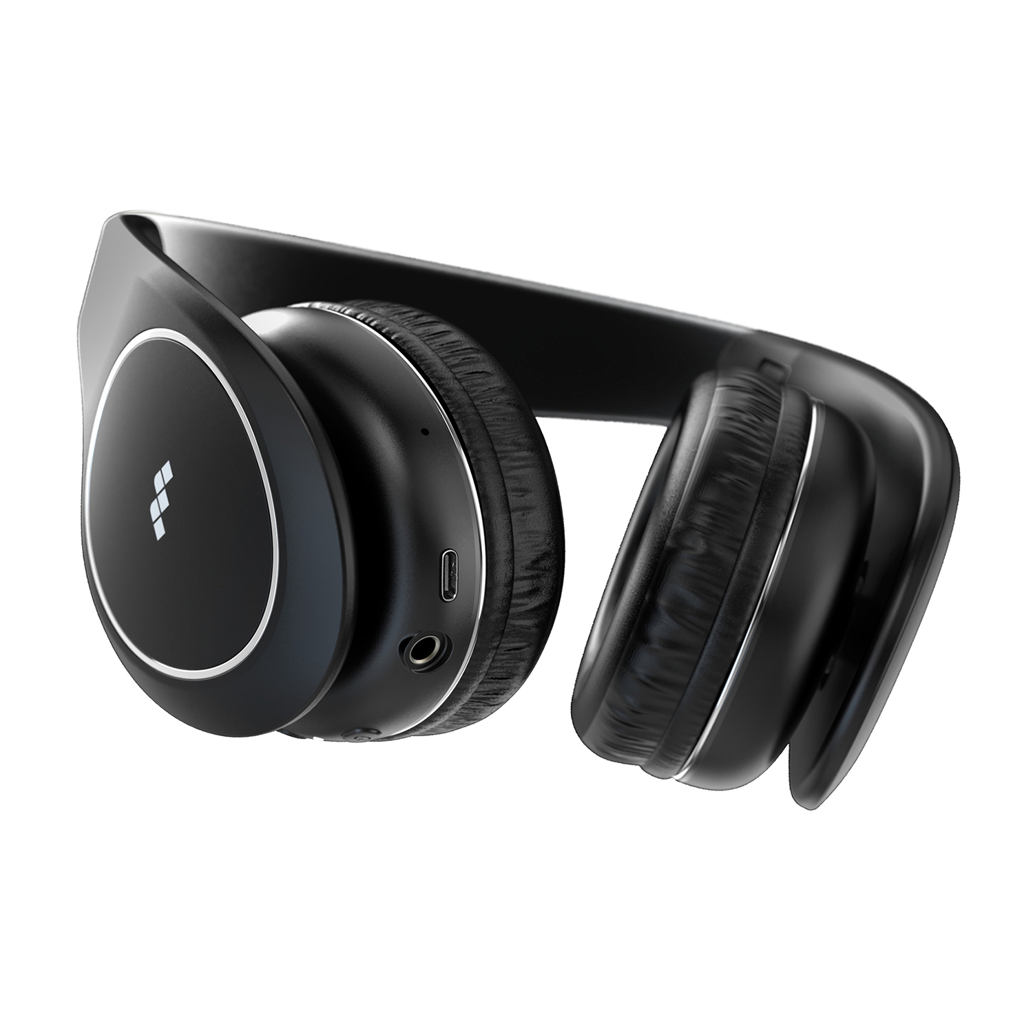 Cuffie wireless nere. Le cuffie sono piegate. Sfondo bianco.