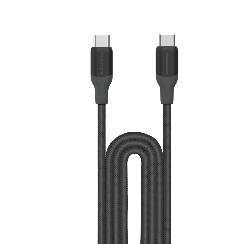 Siyah USB-C kablosu. Örgülü. Gri uçlar. Siyah arka plan.