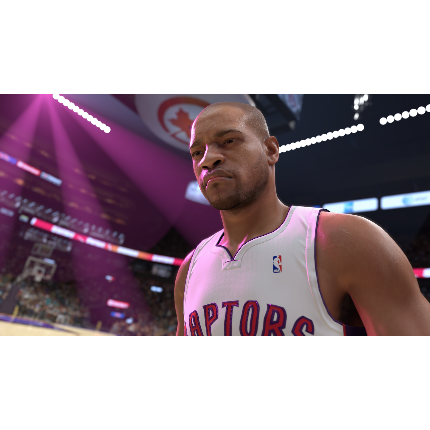 Een basketballer in een Raptors-shirt. Achtergrond is de baan met lichten en publiek.