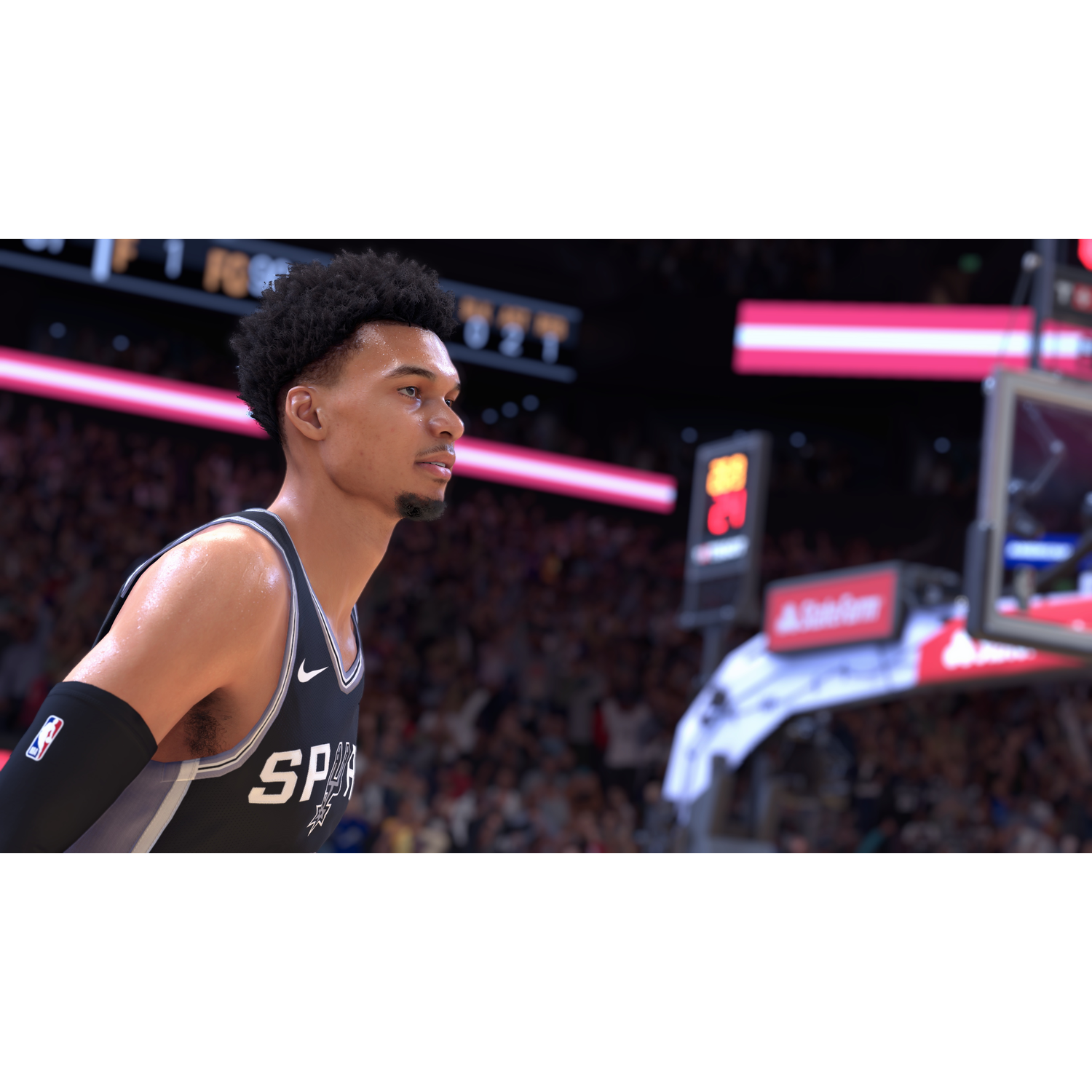 Basketbalspeler in Spurs-shirt, kijkt opzij, op het veld met vage achtergrond.