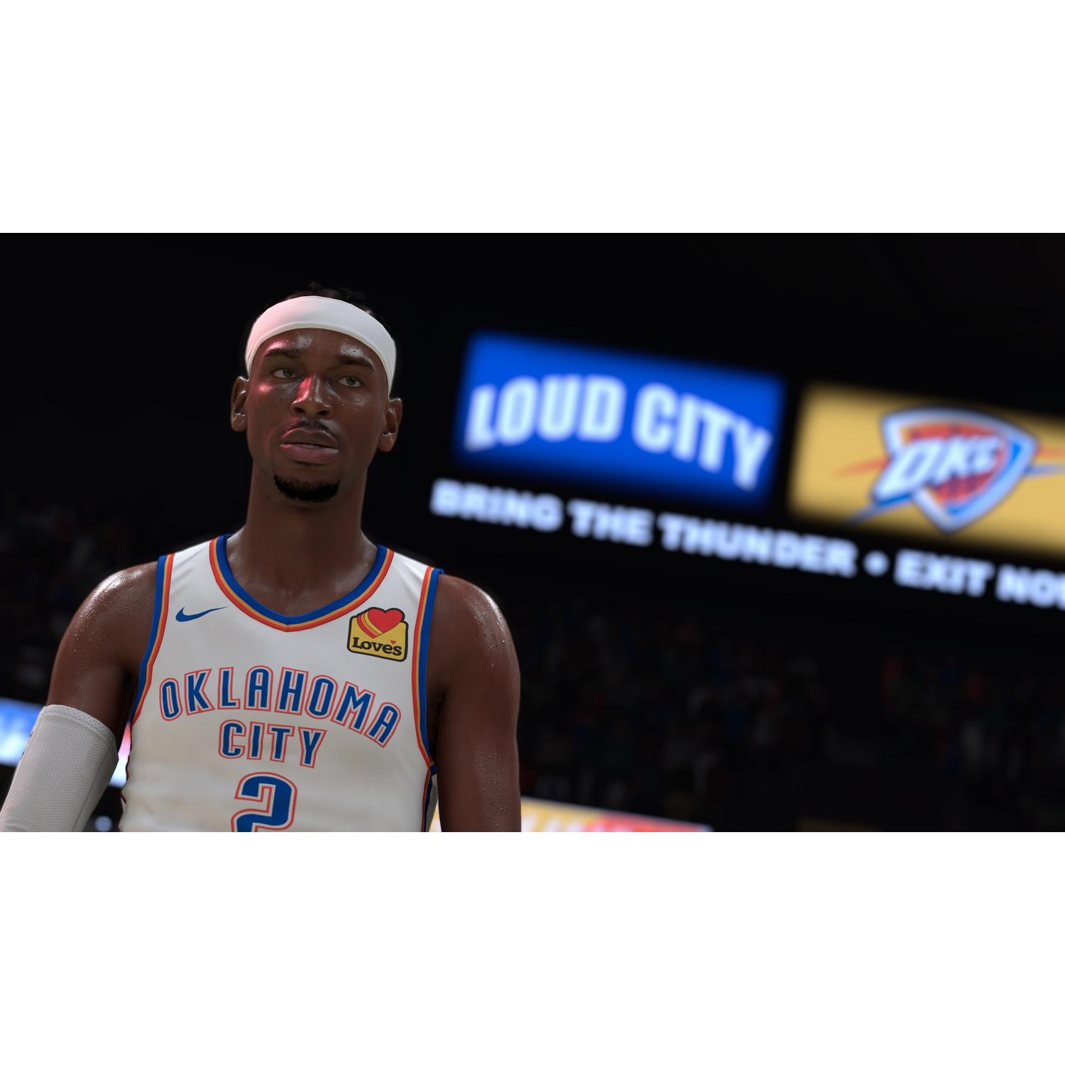 Basketballer in een Oklahoma City Thunder-shirt. Witte zweetband, omhoog kijkend. 'Loud City'-bord op de achtergrond.