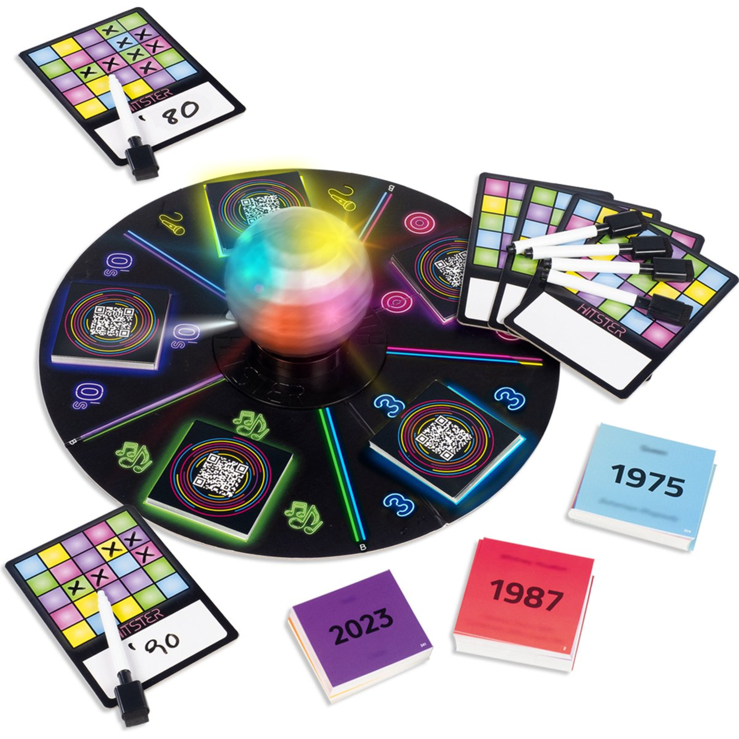 Een bordspel met een draaiende bal, kaarten en kleurrijke spelstukken.