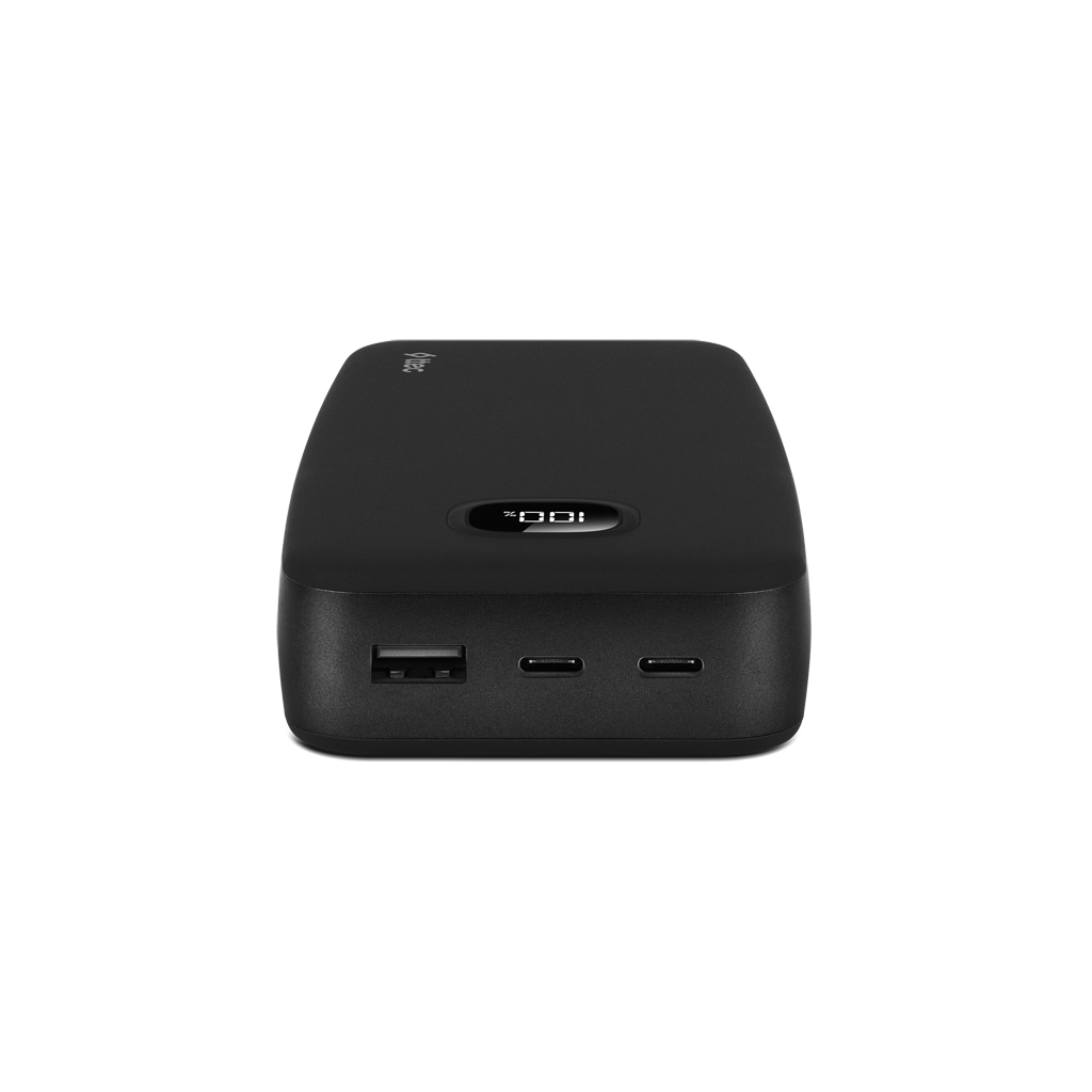 USB ve USB-C portlu siyah powerbank. Şarj seviyesini gösteren bir ekranı var.