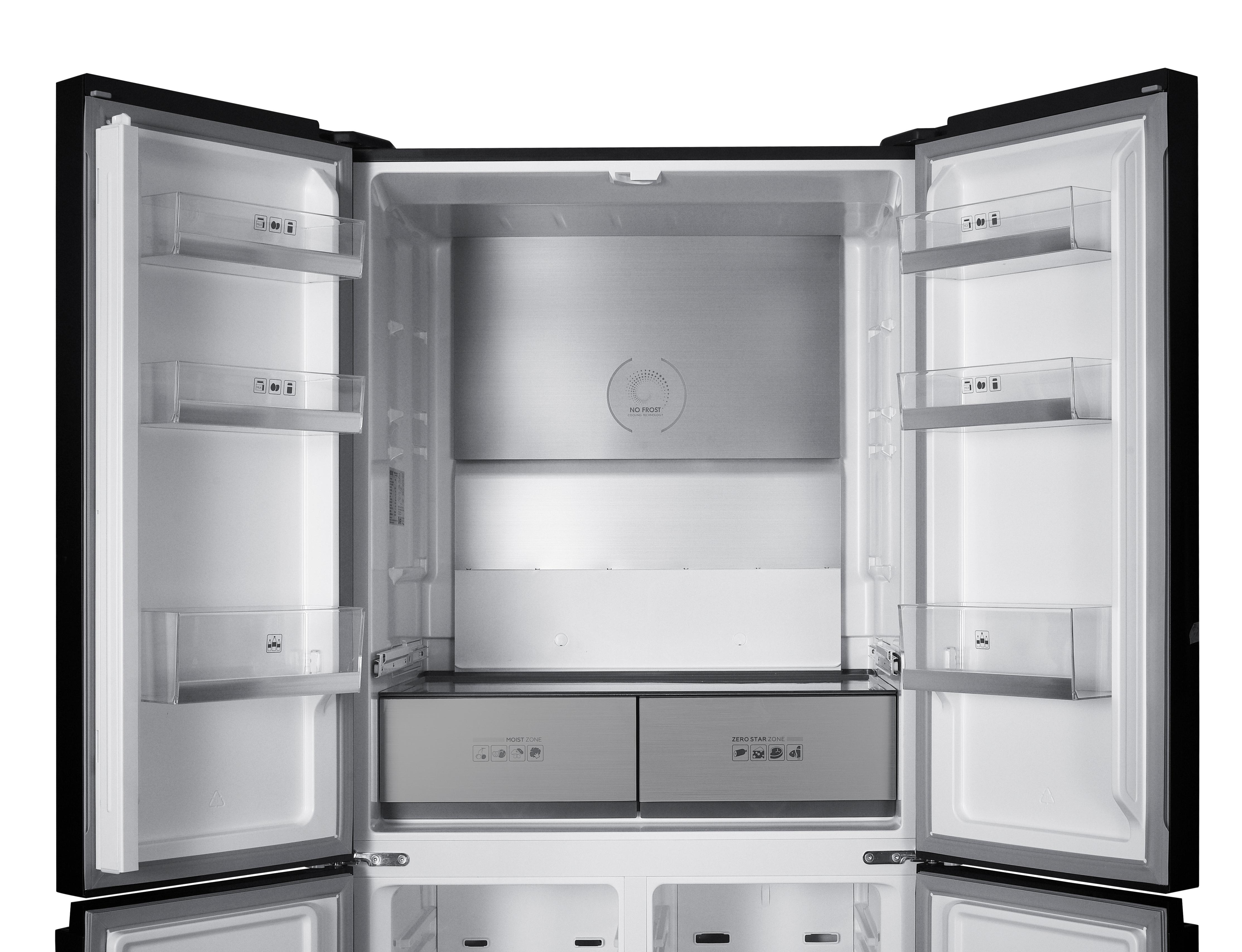 Ein offener Kühlschrank mit Regalen, Schubladen und zwei Schubladen. Der Inhalt ist sichtbar.