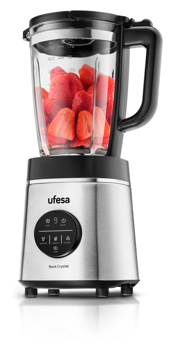 Una licuadora Ufesa plateada con fresas dentro del vaso de vidrio.