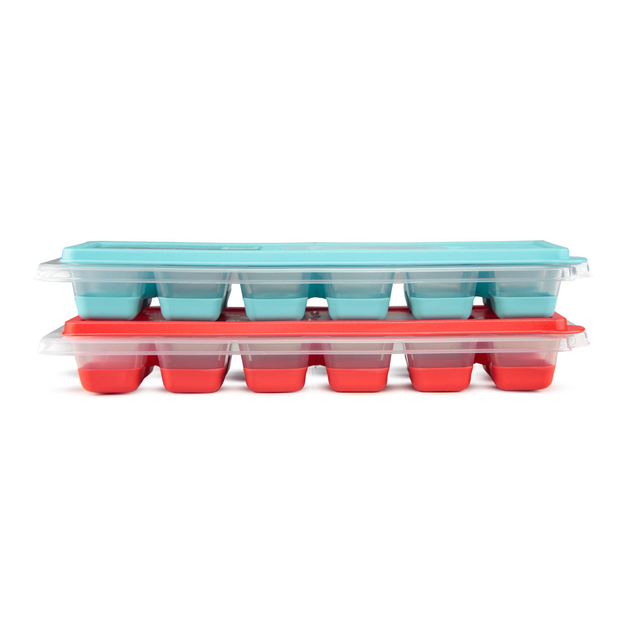 Zwei Eiswürfelschalen mit Deckel; eine teal, eine rot, beide mit Würfeln gefüllt.