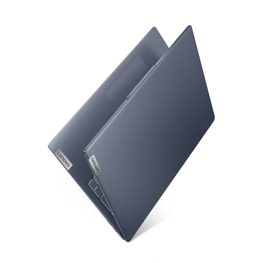 Ordenador portátil azul y gris de dos tonos abierto sobre fondo negro. Logotipo de Lenovo visible.