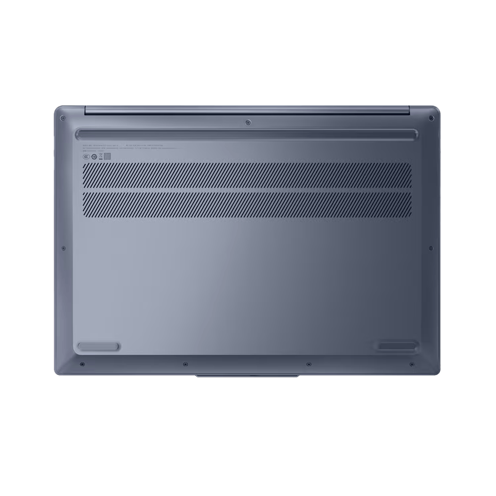 Parte inferior de una laptop azul con orificios de ventilación y patas de goma. Números de serie visibles.