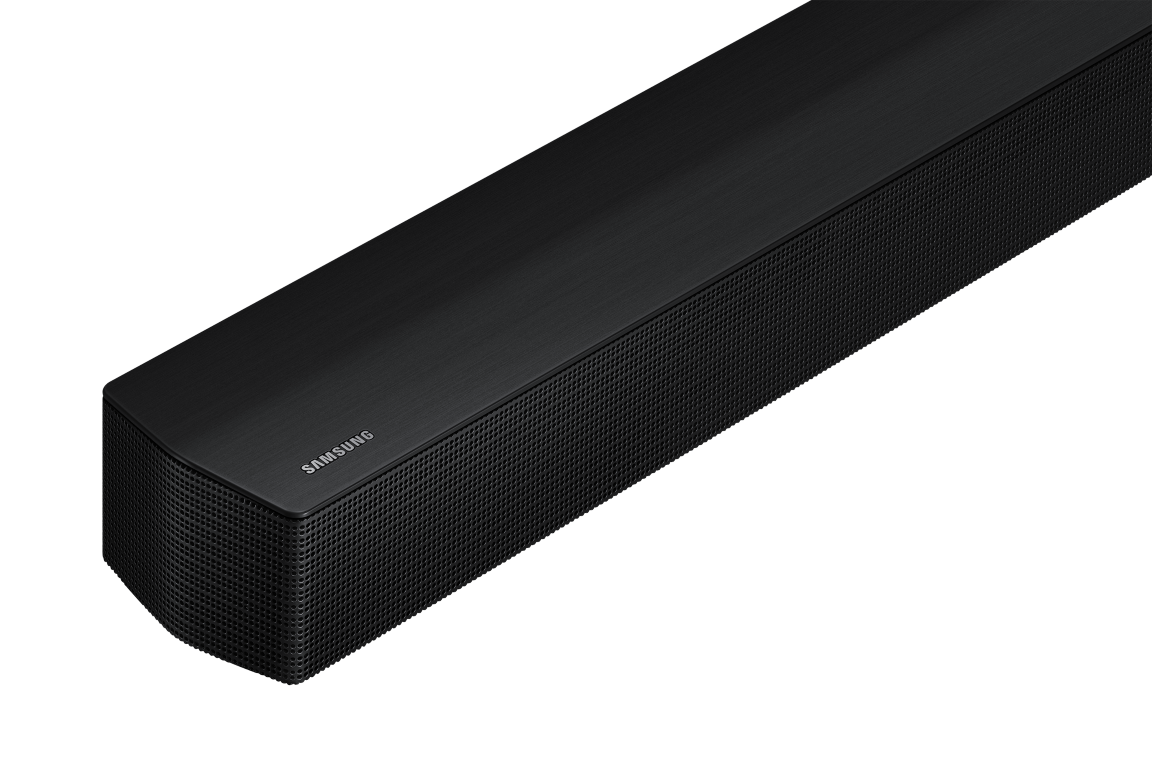 Siyah Samsung soundbar. Yuvarlak köşeler, file hoparlör ızgarası, marka adı görünür.