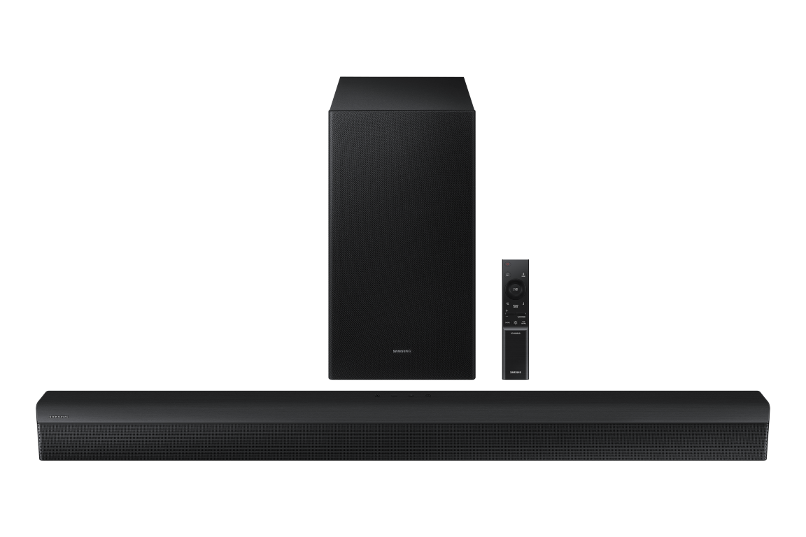 Siyah arka planda siyah Samsung soundbar sistemi, subwoofer ve uzaktan kumanda ile.